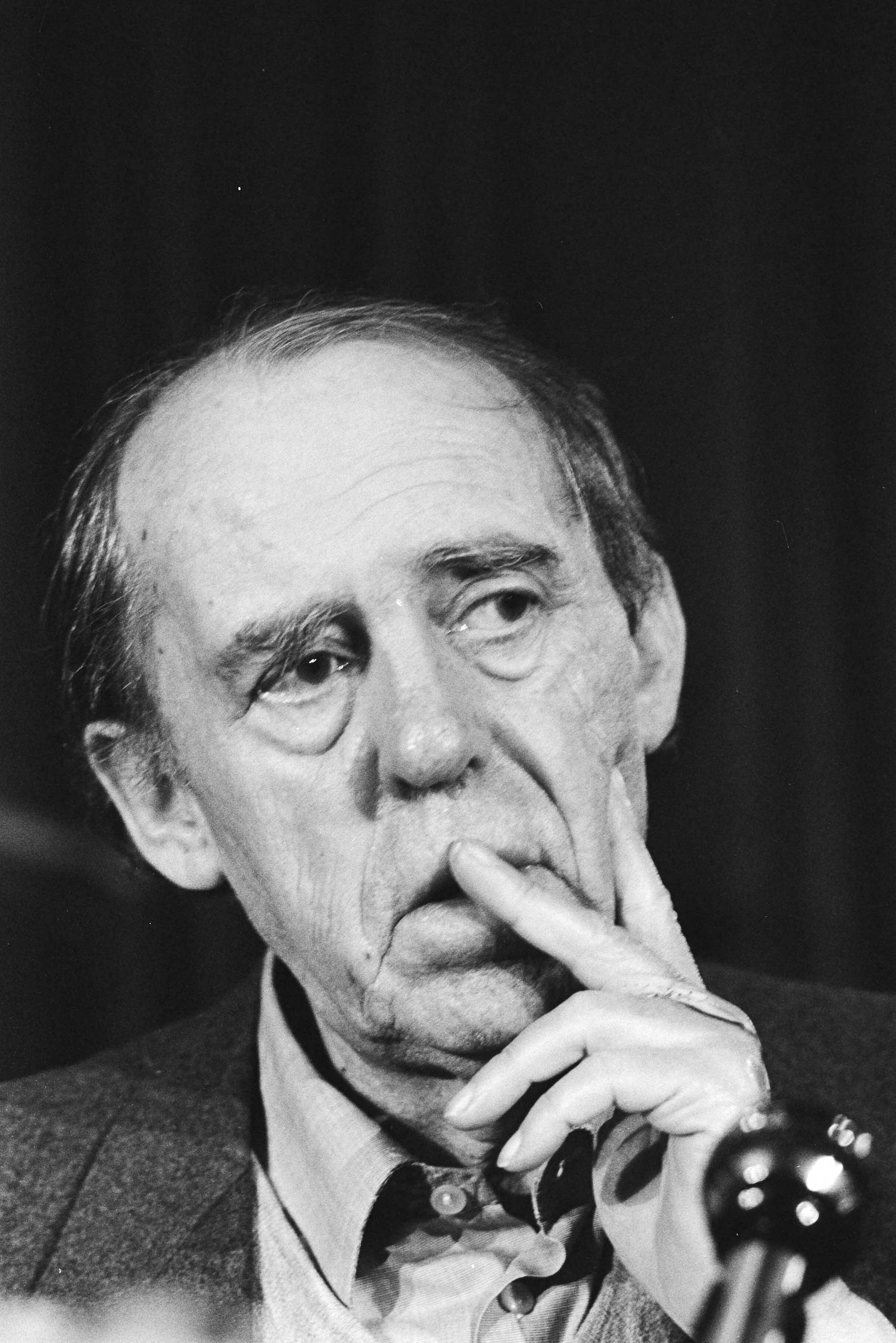Duitse schrijver Heinrich Böll geeft een persconferentie in Heerlen — Heinrich Böll — Foto: Antonisse, Marcel / Anefo. Licentie: Set B: Rechtenvrij / Publiek Domein. Bron: Nationaal Archief. http://hdl.handle.net/10648/ad278d18-d0b4-102d-bcf8-003048976d84