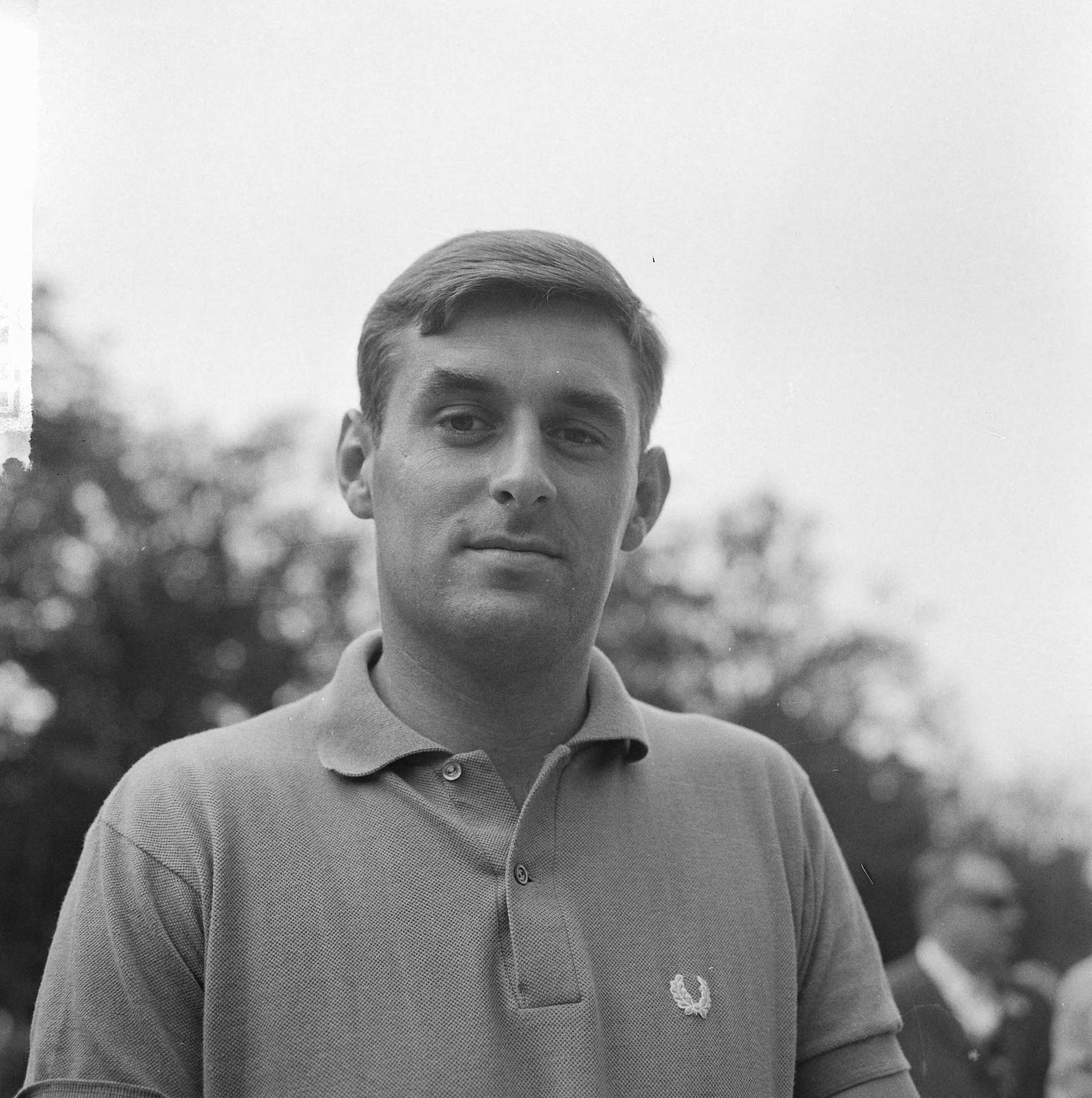 Fotocollectie Anefo — Internationale Nederlandse tenniskampioenschappen 1964 te Hilversum — Foto: Nijs, Jac. de / Anefo. Licentie: Set B: Rechtenvrij / Publiek Domein. Bron: Nationaal Archief. http://hdl.handle.net/10648/aa714fbe-d0b4-102d-bcf8-003048976d84