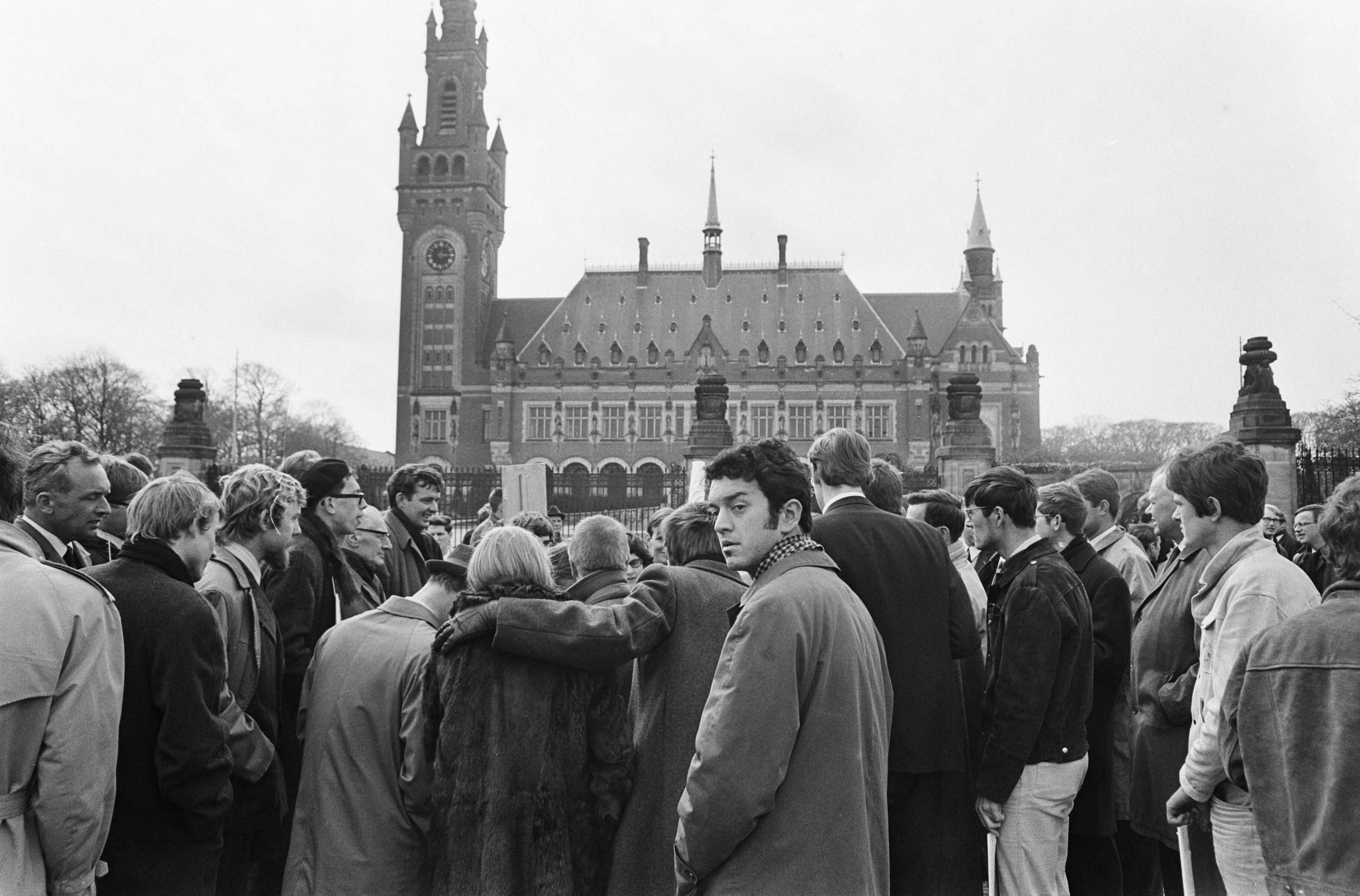Fotocollectie Anefo — Pro-Vietnam demonstratie in Den Haag — Foto: Kroon, Ron / Anefo. Licentie: Set B: Rechtenvrij / Publiek Domein. Bron: Nationaal Archief. http://hdl.handle.net/10648/ab1614ea-d0b4-102d-bcf8-003048976d84