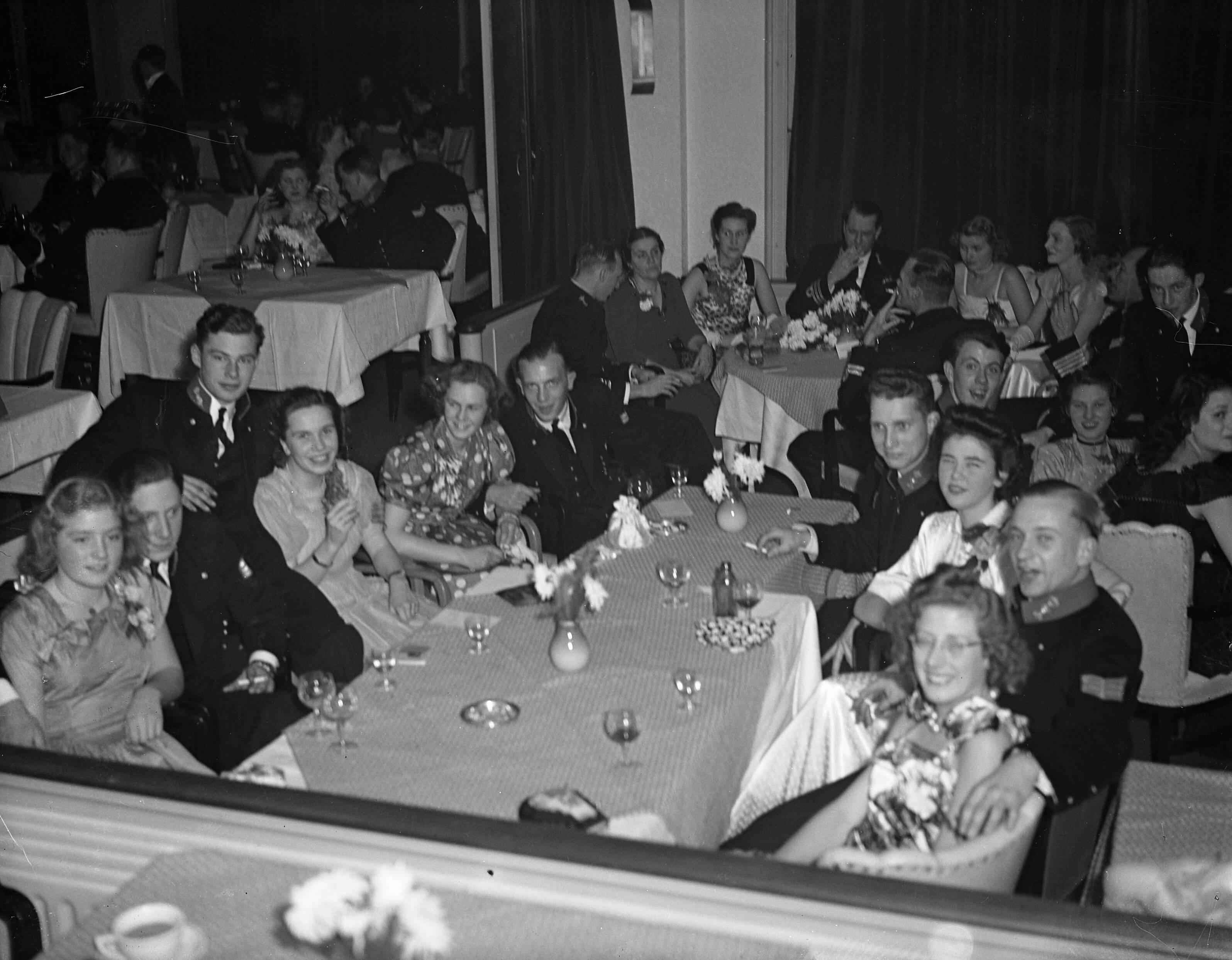 Fotocollectie Anefo — Bal adelborsten Kurhaus Scheveningen @ — Foto: Noske, J.D. / Anefo. Licentie: Set B: Rechtenvrij / Publiek Domein. Bron: Nationaal Archief. http://hdl.handle.net/10648/a8c17b44-d0b4-102d-bcf8-003048976d84