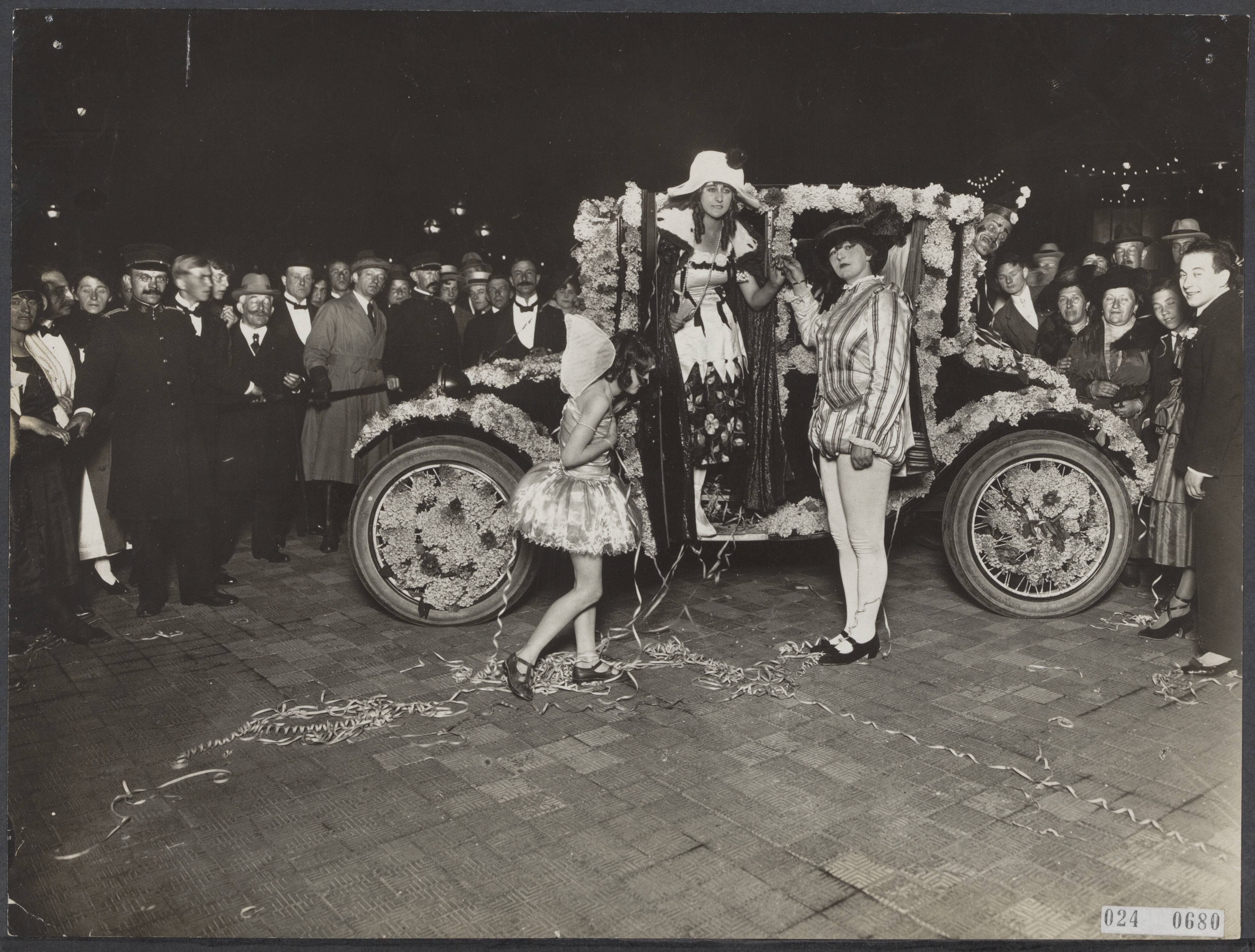 Fotocollectie Elsevier Binnenland — Carnavalsfeest in het Kurhaus te Scheveningen o.l.v. Max van Gelder, directeur van het Centraal Theater te Amsterdam. Praalwagen komt aan bij het Kurhaus — Foto: Fotopersbureau "Holland". Licentie: Set B: Rechtenvrij / Publiek Domein. Bron: Nationaal Archief. http://hdl.handle.net/10648/add828a8-d0b4-102d-bcf8-003048976d84