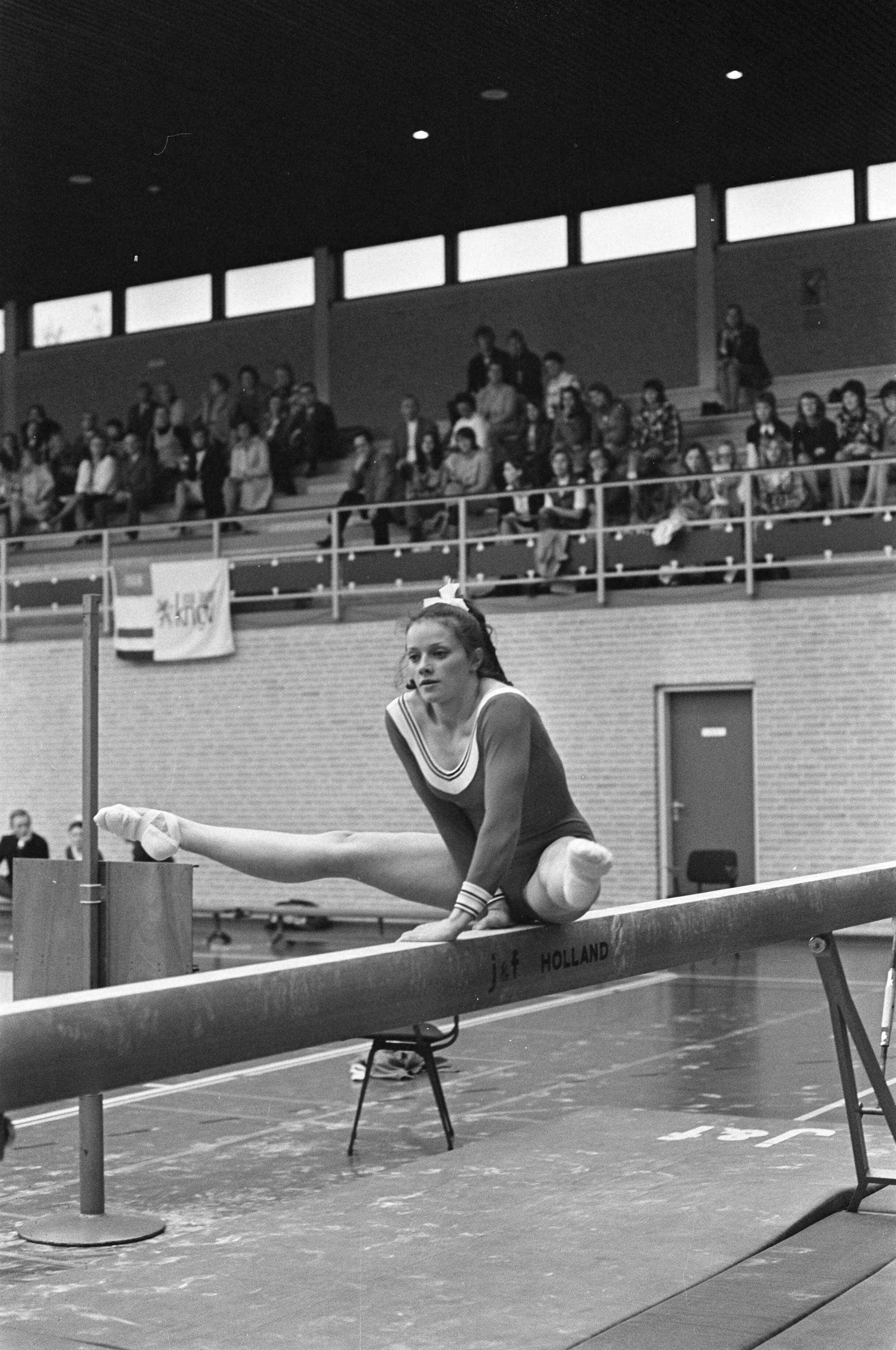 Nederlandse Turnkampioenschappen voor dames in Den Haag — Kampioene Ans van Gerwen in actie op de balk — Foto: Fotograaf Onbekend / Anefo. Licentie: Set B: Rechtenvrij / Publiek Domein. Bron: Nationaal Archief. http://hdl.handle.net/10648/abe7c008-d0b4-102d-bcf8-003048976d84