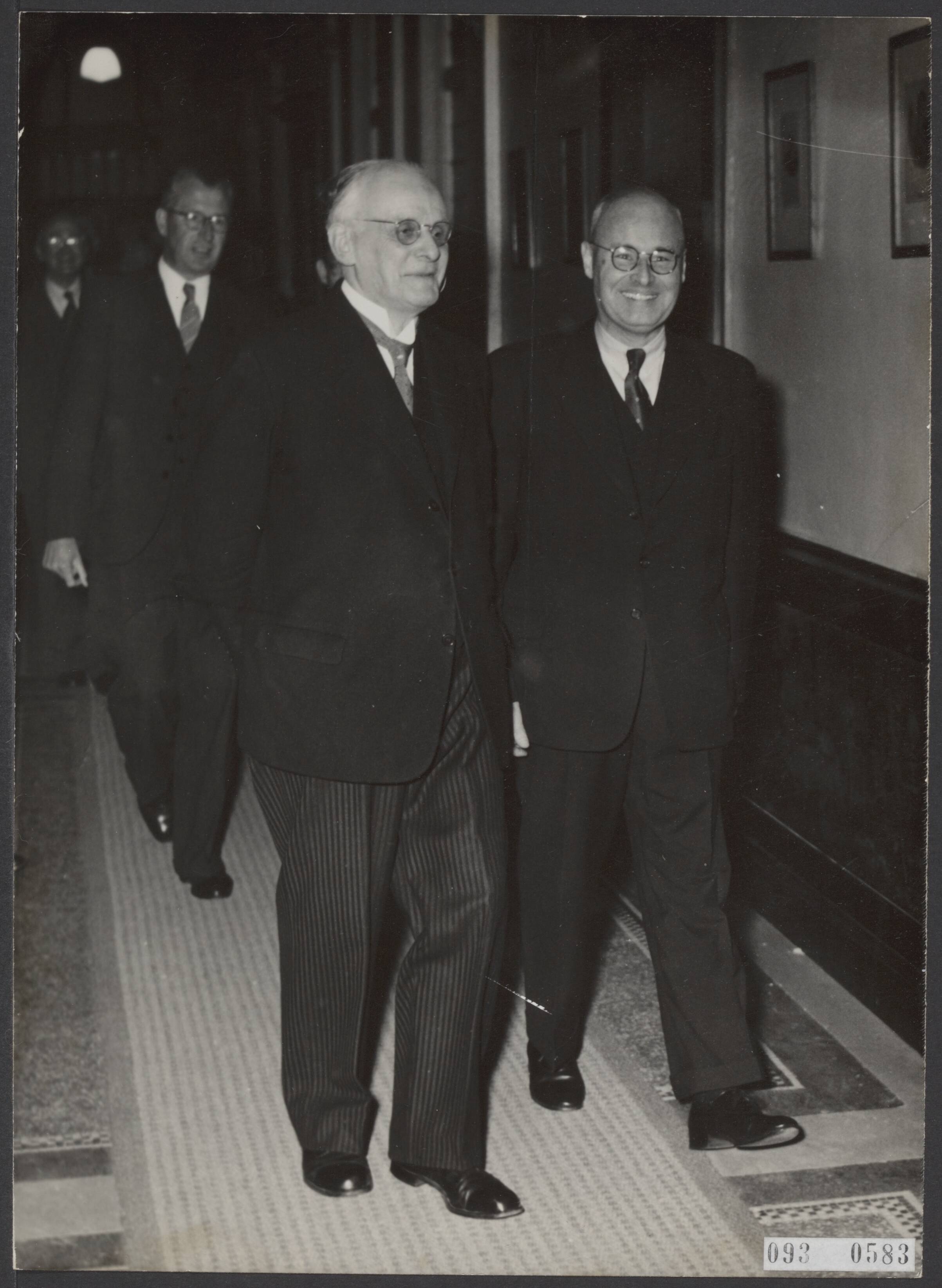 Fotocollectie Elsevier Binnenland — Prof. dr. C. Gerretson heeft afscheidscollege gegeven in de Utrechtse Universiteit. HIj begeeft zich met de rector magnificus prof. H. W. Julius naar de aula — Foto: Fotograaf Onbekend / Anefo. Licentie: Set B: Rechtenvrij / Publiek Domein. Bron: Nationaal Archief. http://hdl.handle.net/10648/ae28a238-d0b4-102d-bcf8-003048976d84