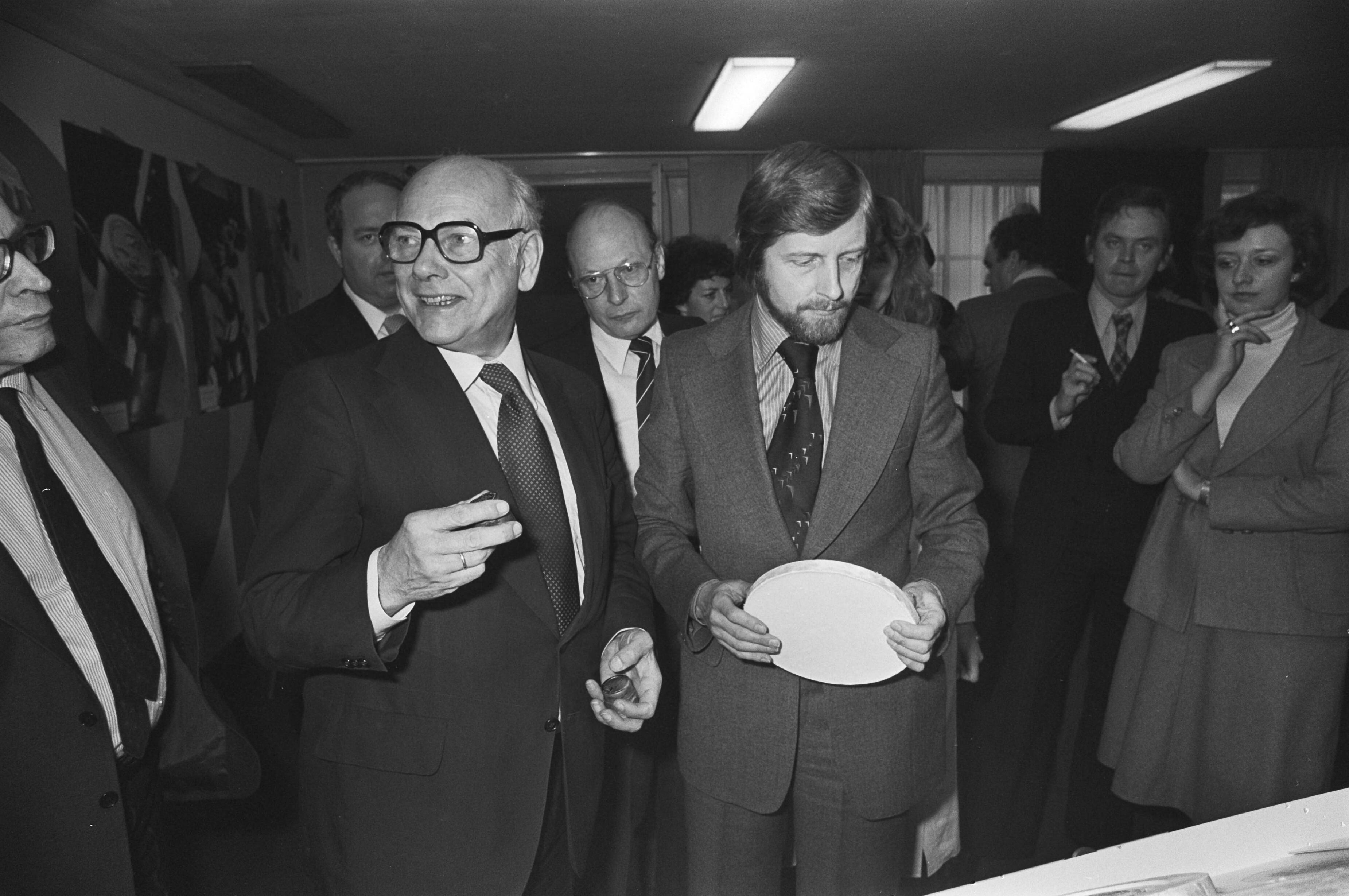 Den Uyl bij jubileum in Nieuwspoort — Den Uyl in gesprek — Foto: Suyk, Koen / Anefo. Licentie: Set B: Rechtenvrij / Publiek Domein. Bron: Nationaal Archief. http://hdl.handle.net/10648/ac983776-d0b4-102d-bcf8-003048976d84