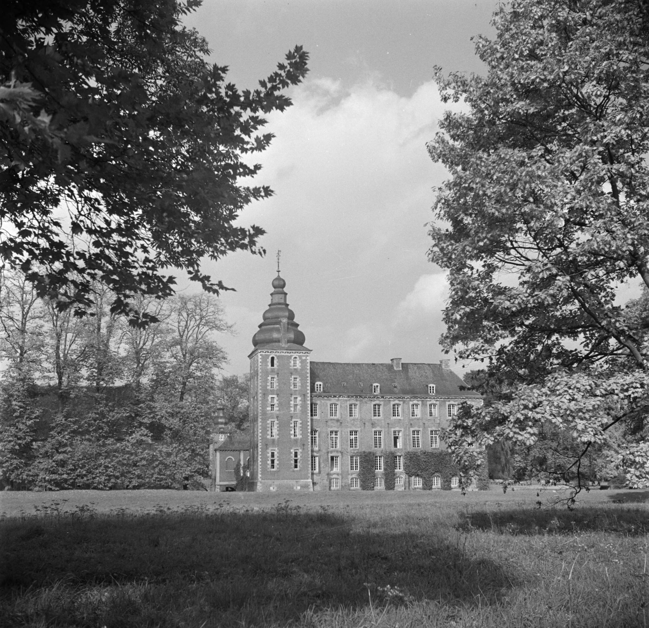 Zuid-Limburg — Zicht op de toren en aangrenzende gebouwen van kasteel Neubourg te Gulpen — Foto: Poll, Willem van de. Licentie: Set B: Rechtenvrij / Publiek Domein. Bron: Nationaal Archief. http://hdl.handle.net/10648/aea619c0-d0b4-102d-bcf8-003048976d84