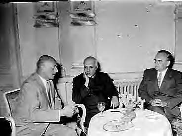 Bezoek van de Indiase premier Nehroe aan Nederland (1957) — Premier Pandit Nehroe van India in ons land. Op Kasteel Oud-Wassenaar. Vlnr. minister Mansholt, Nehroe en minister-president Drees — Foto: Noske, J.D. / Anefo. Licentie: Set B: Rechtenvrij / Publiek Domein. Bron: Nationaal Archief. http://hdl.handle.net/10648/a96453c8-d0b4-102d-bcf8-003048976d84