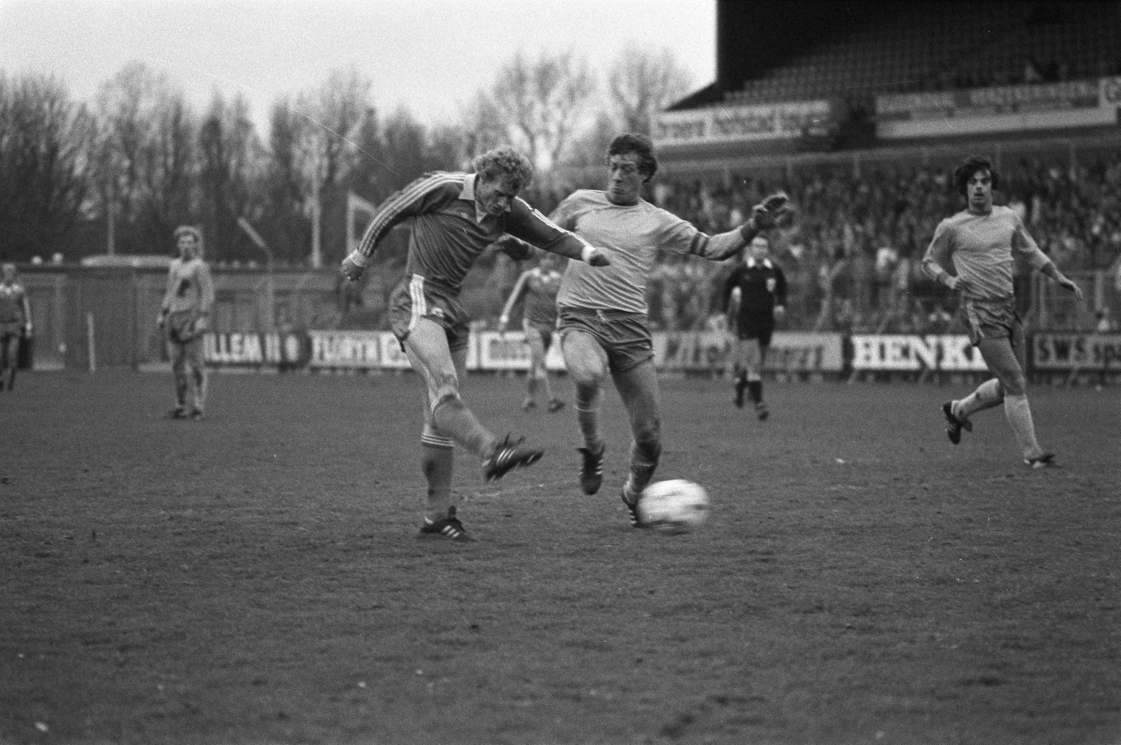FC Den Haag tegen AZ 67 1-4 — Kees Kist (links) en Aad Mansveld in duel — Foto: Antonisse, Marcel / Anefo. Licentie: Set B: Rechtenvrij / Publiek Domein. Bron: Nationaal Archief. http://hdl.handle.net/10648/ad0a8bdc-d0b4-102d-bcf8-003048976d84