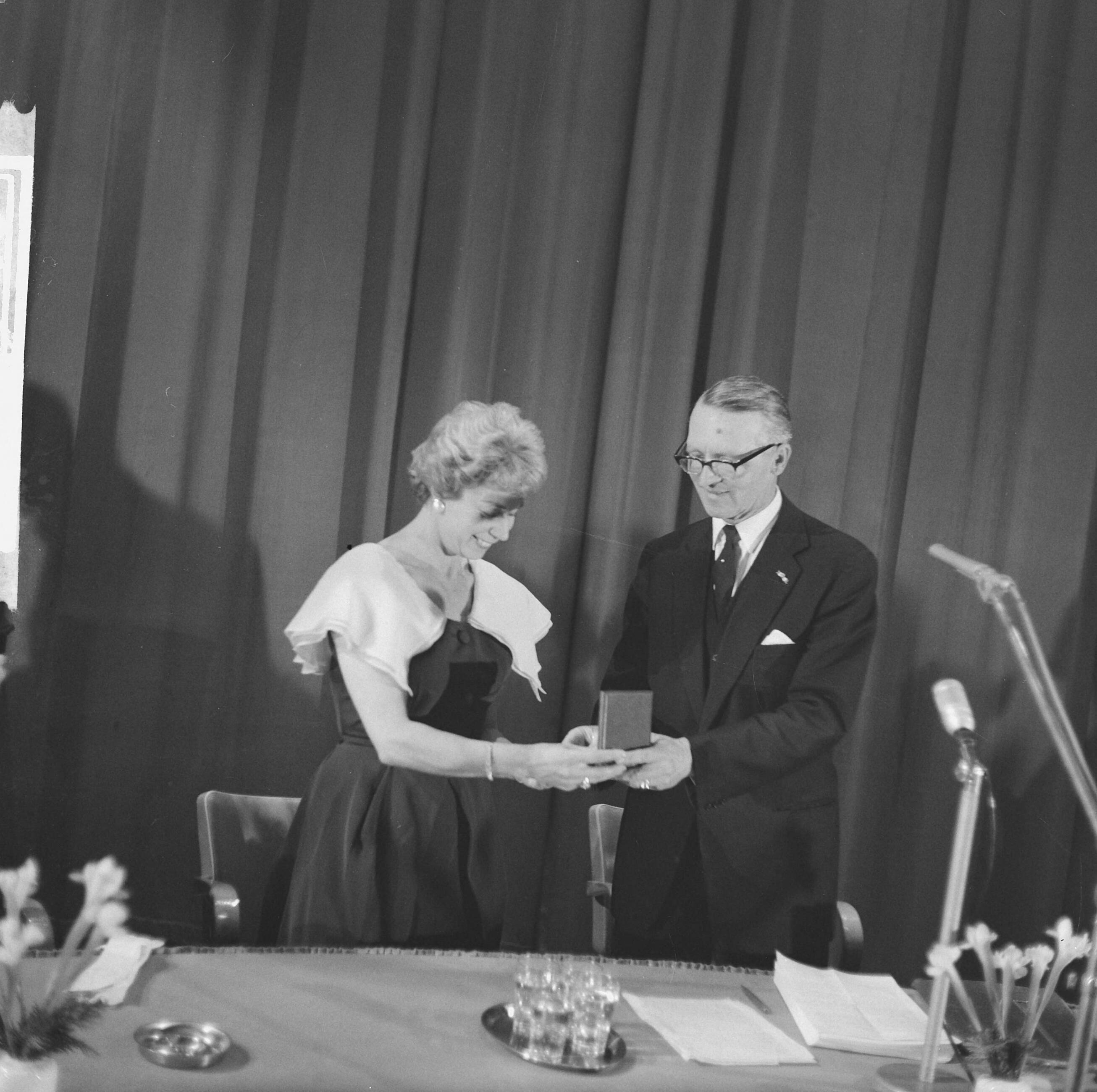 Fotocollectie Anefo — Jaarlijkse toneelprijzen uitgereikt in Leeuwarden. Uitreiking Theo d'Or aan Anny de Lange door de Commissaris der Koningin in Friesland, mr. H.P. Linthorst Homan — Foto: Nijs, Jac. de / Anefo. Licentie: Set B: Rechtenvrij / Publiek Domein. Bron: Nationaal Archief. http://hdl.handle.net/10648/aa0b26e4-d0b4-102d-bcf8-003048976d84