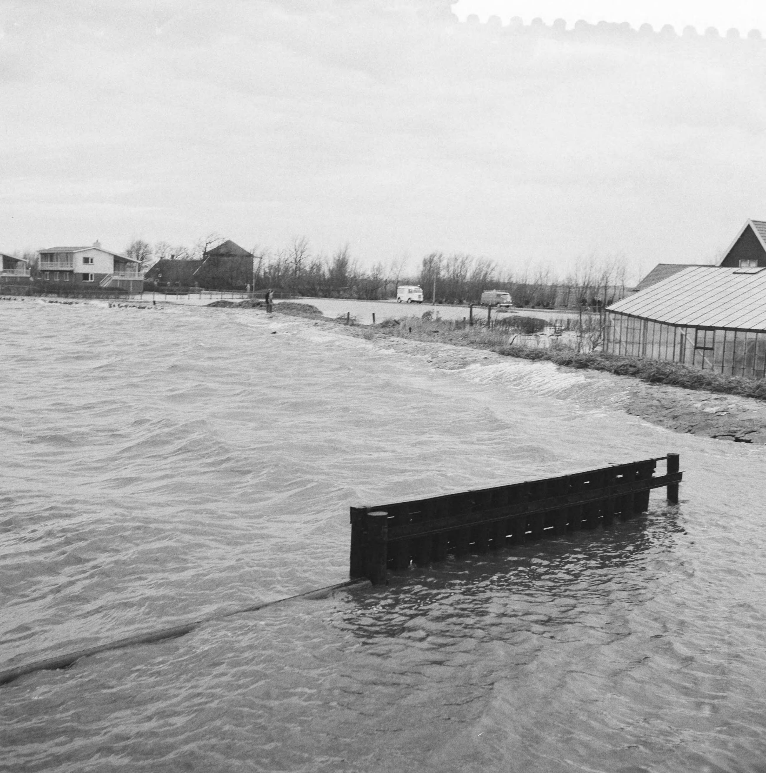 Fotocollectie Anefo — Overstroming in Rijnsaterwoude, overstroomde kwekerij — Foto: Behrens, Herbert F. / Anefo. Licentie: Set B: Rechtenvrij / Publiek Domein. Bron: Nationaal Archief. http://hdl.handle.net/10648/a9c192b8-d0b4-102d-bcf8-003048976d84