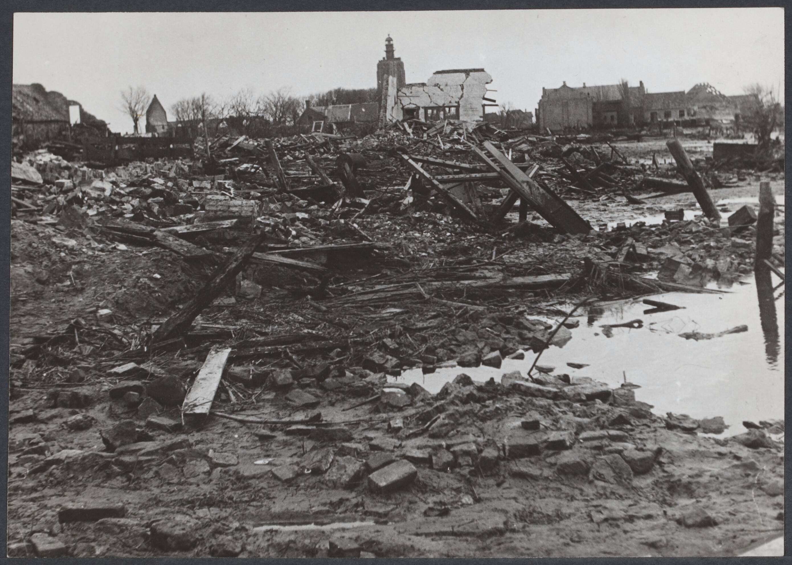 Westkapelle. Raid op de wijk van - 1944 — Westkapelle — Foto: Fotograaf Onbekend / Anefo. Licentie: Set B: Rechtenvrij / Publiek Domein. Bron: Nationaal Archief. http://hdl.handle.net/10648/11f504ea-9d95-999a-1183-7a4a67c3378c