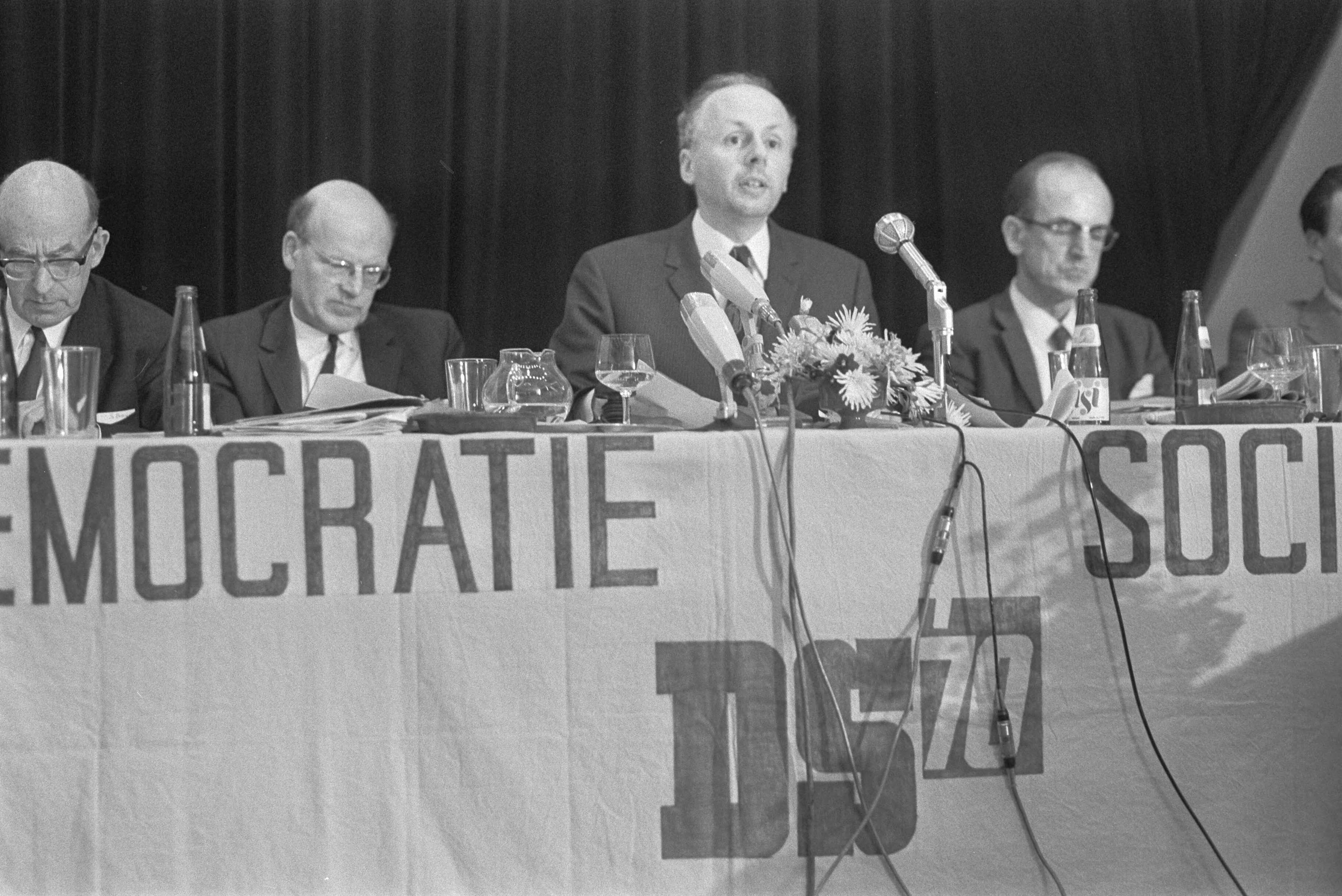 Fotocollectie Anefo — Eerste verkiezingsvergadering DS70 in Utrecht; bestuurstafel — Foto: Mieremet, Rob / Anefo. Licentie: Set B: Rechtenvrij / Publiek Domein. Bron: Nationaal Archief. http://hdl.handle.net/10648/abb39418-d0b4-102d-bcf8-003048976d84