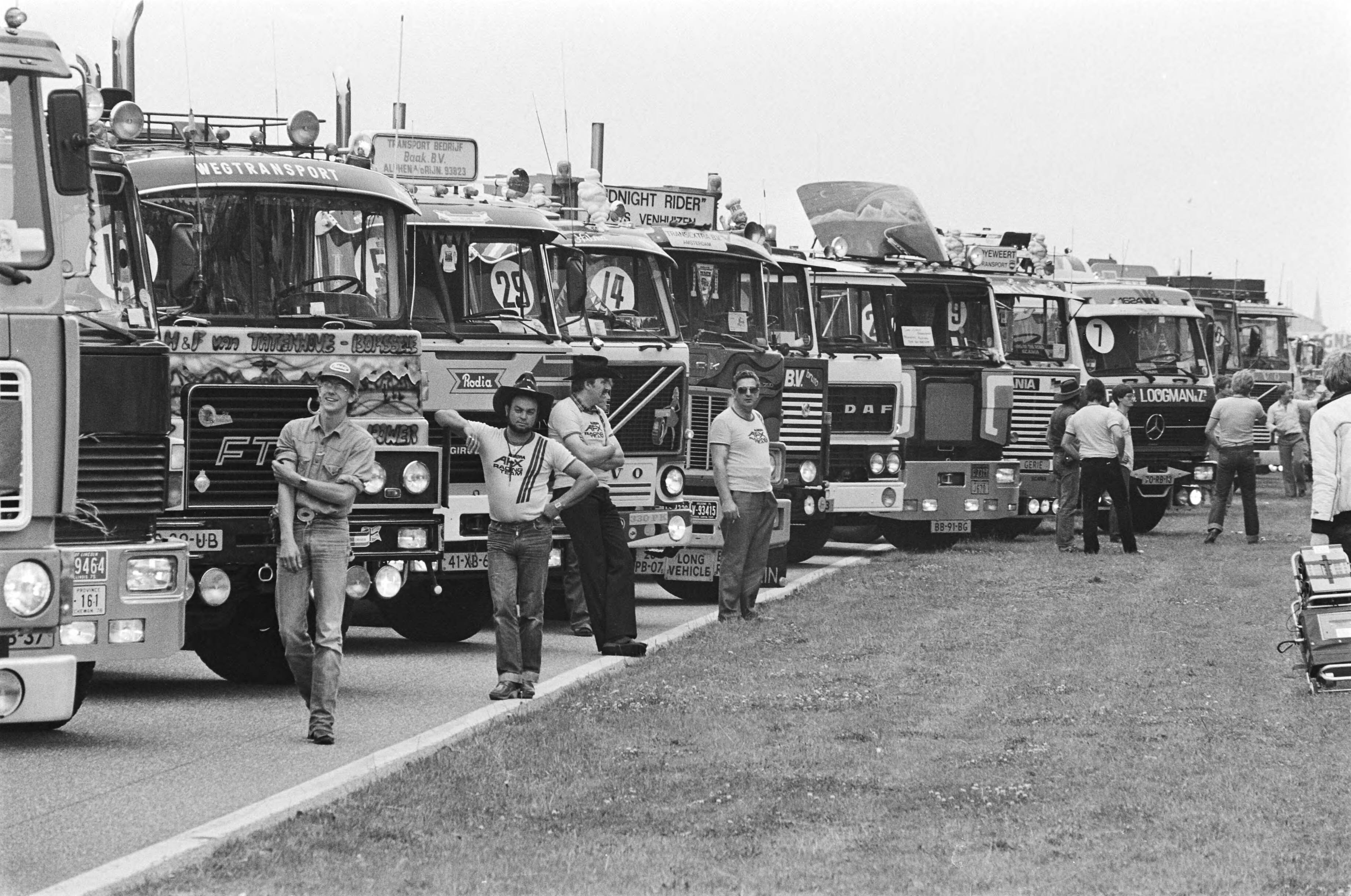 Fotocollectie Anefo — Eerste races met trucks op het circuit van Zandvoort om Nederlands kampioenschap; trucks en chauffeurs tijdens de presentatie aan het publiek — Foto: Antonisse, Marcel / Anefo. Licentie: Set B: Rechtenvrij / Publiek Domein. Bron: Nationaal Archief. http://hdl.handle.net/10648/acffce9a-d0b4-102d-bcf8-003048976d84