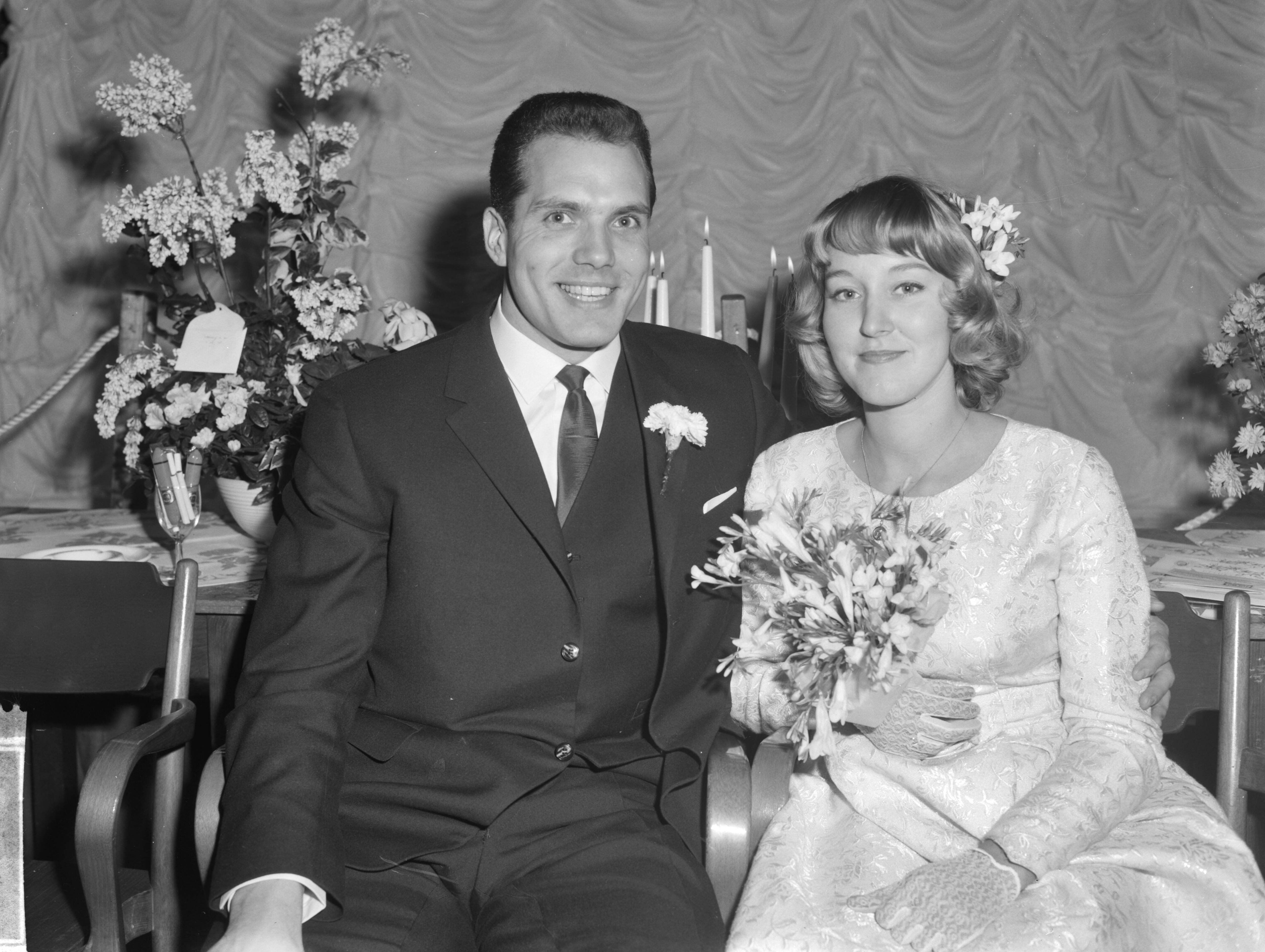 Fotocollectie Anefo — Huwelijk van atleet Eef Kamerbeek met Karin van der Wall te Maastricht — Foto: Bilsen, Joop van / Anefo. Licentie: Set B: Rechtenvrij / Publiek Domein. Bron: Nationaal Archief. http://hdl.handle.net/10648/aa241f00-d0b4-102d-bcf8-003048976d84