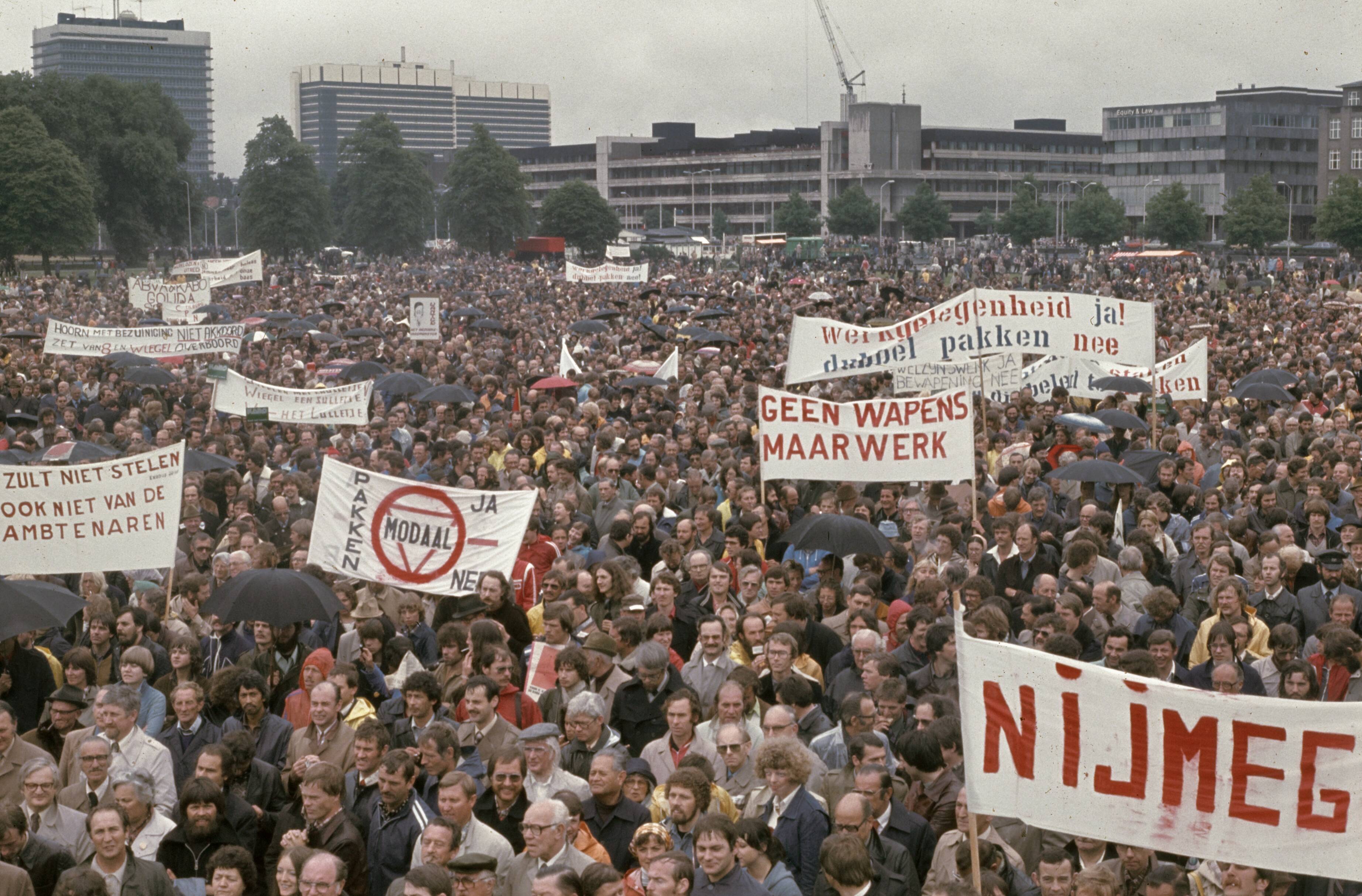 Fotocollectie Anefo — Ambtenaren demonstreren in Den Haag , op Malieveld — Foto: Fotograaf Onbekend / Anefo. Licentie: Set B: Rechtenvrij / Publiek Domein. Bron: Nationaal Archief. http://hdl.handle.net/10648/ad8915c4-d0b4-102d-bcf8-003048976d84