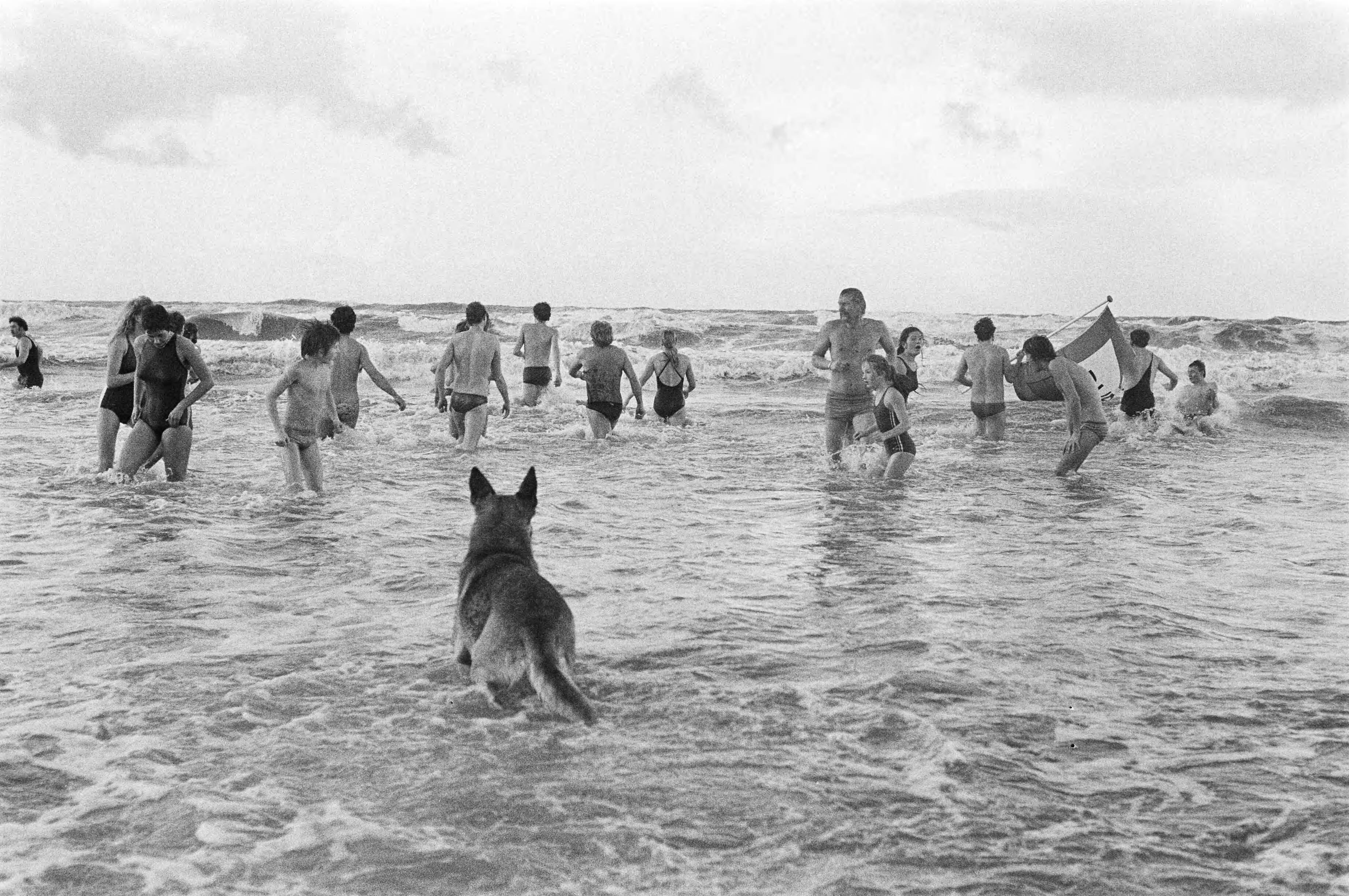 Fotocollectie Anefo — Traditionele nieuwjaarsduik in zee bij Zandvoort — Foto: Suyk, Koen / Anefo. Licentie: Set B: Rechtenvrij / Publiek Domein. Bron: Nationaal Archief. http://hdl.handle.net/10648/acd74a56-d0b4-102d-bcf8-003048976d84