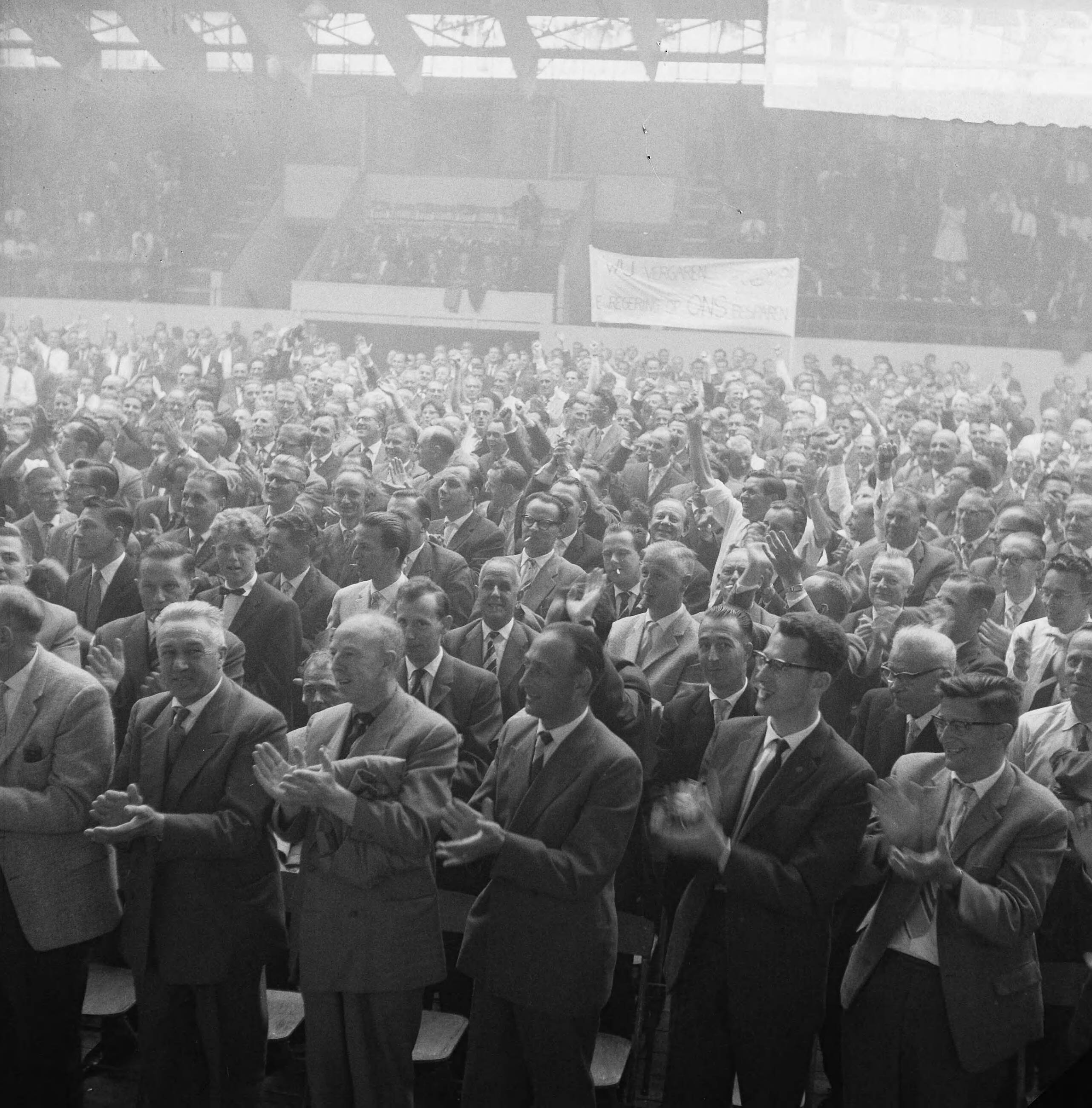 Fotocollectie Anefo — Protestbijeenkomst belastingambtenaren in de Houtrusthallen te Den Haag — Foto: Lindeboom, Henk / Anefo. Licentie: Set B: Rechtenvrij / Publiek Domein. Bron: Nationaal Archief. http://hdl.handle.net/10648/a9dbd1dc-d0b4-102d-bcf8-003048976d84