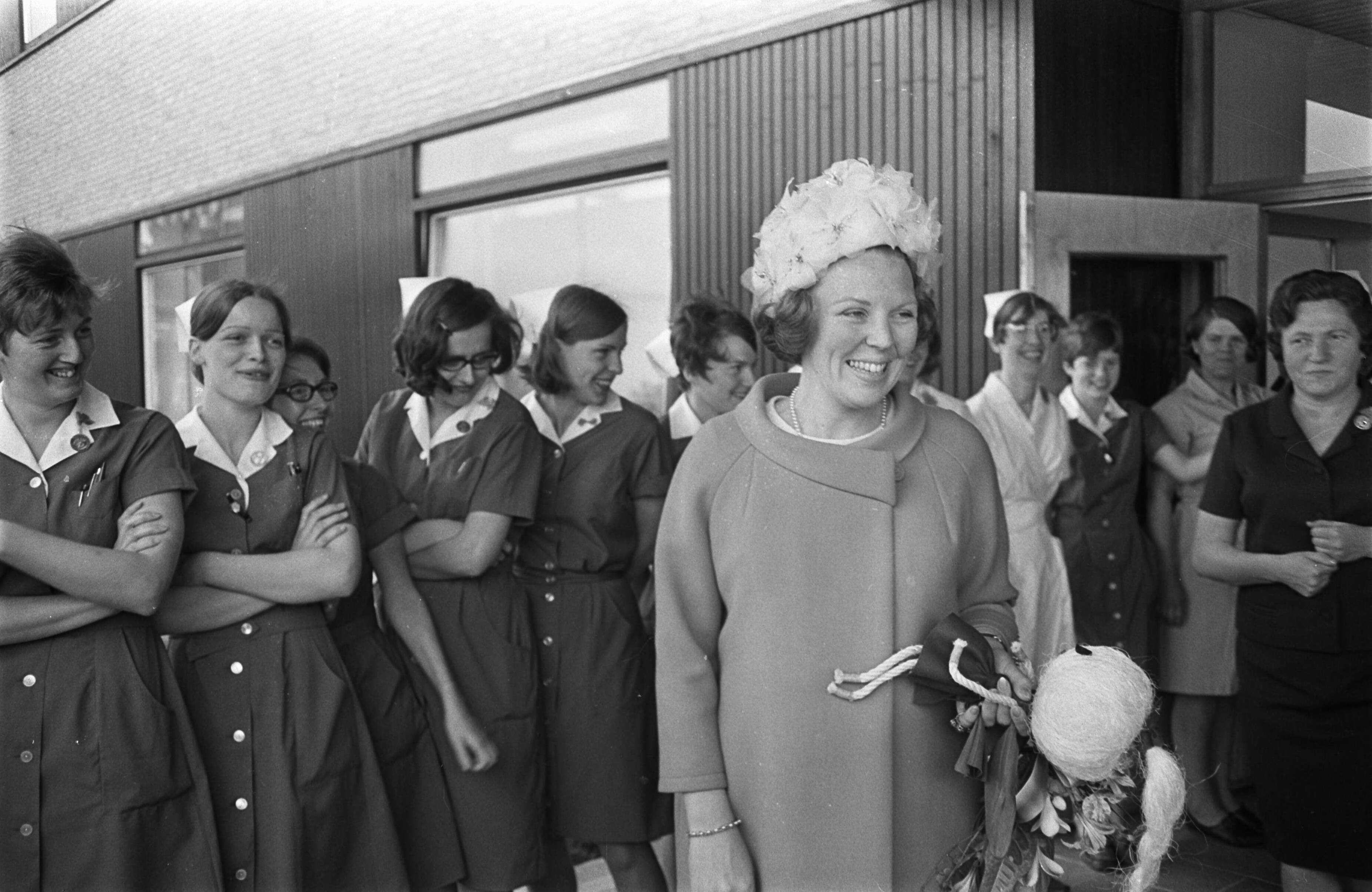 Fotocollectie Anefo — Prinses Beatrix in Drenthe opende vakantiecentrum prins Willem Alexander in Roden. Prinses Beatrix uitgeleide gedaan door verpleegsters van Reggersoord Meppelb / — Foto: Koch, Eric / Anefo. Licentie: Set B: Rechtenvrij / Publiek Domein. Bron: Nationaal Archief. http://hdl.handle.net/10648/ab401182-d0b4-102d-bcf8-003048976d84