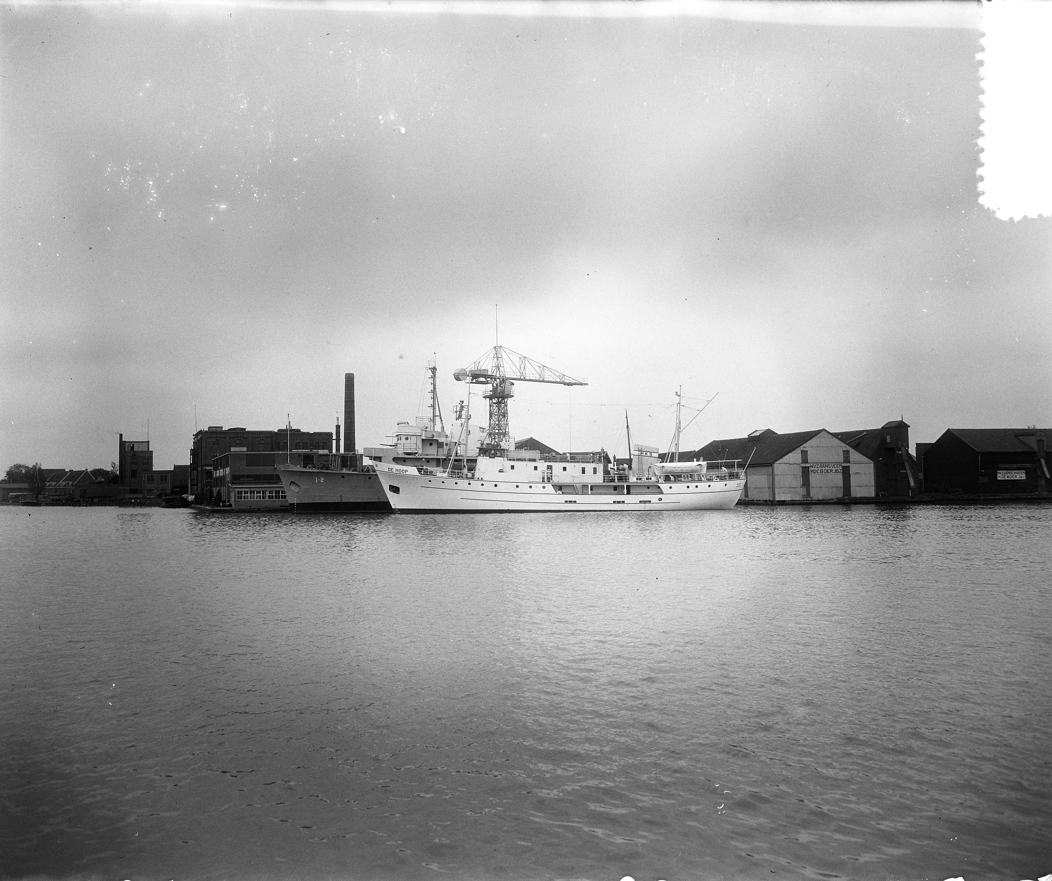 Fotocollectie Anefo — Hospitaal-kerkschip "De Hoop" bijna gereed bij de Zaanlandse Scheepsbouw Zaandam — Foto: Rossem, Wim van / Anefo. Licentie: Set B: Rechtenvrij / Publiek Domein. Bron: Nationaal Archief. http://hdl.handle.net/10648/a93735c8-d0b4-102d-bcf8-003048976d84