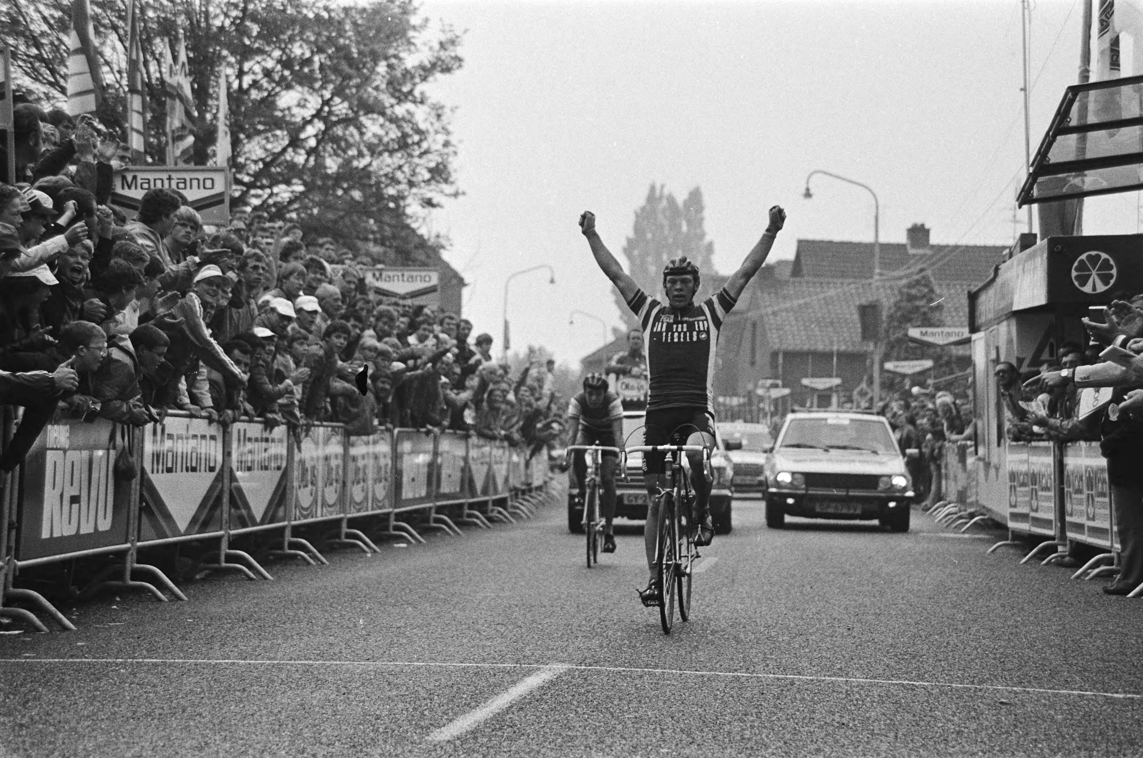 Fotocollectie Anefo — NK wielrennen op de weg te Geulle (amateurs en dames); René Koppert als eerste over de eindstreep, achter hem Adrie van de Poel (2e) — Foto: Dijk, Hans van / Anefo. Licentie: Set B: Rechtenvrij / Publiek Domein. Bron: Nationaal Archief. http://hdl.handle.net/10648/acfe842c-d0b4-102d-bcf8-003048976d84