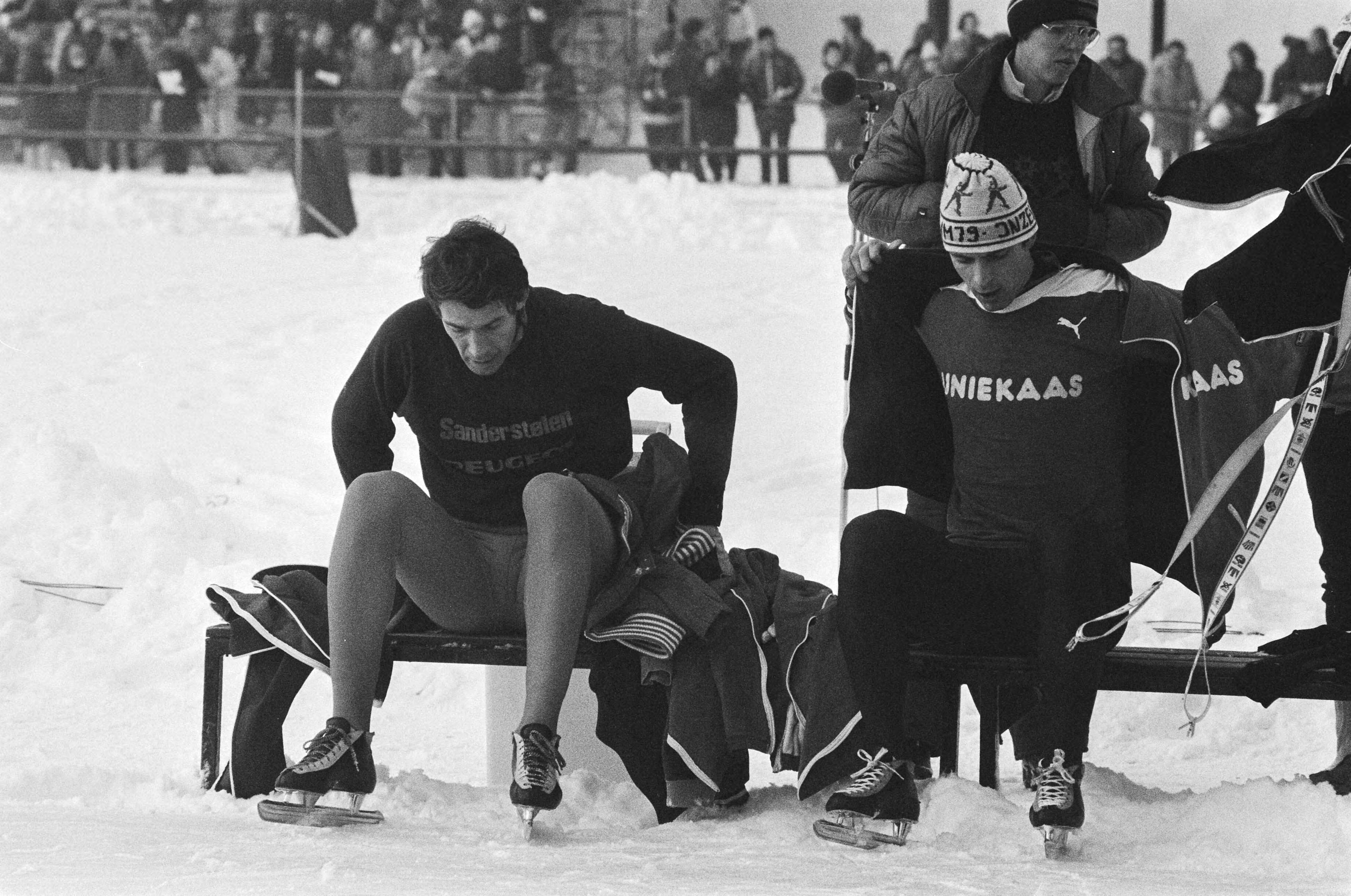 Fotocollectie Anefo — Schaatsinterland Nederland tegen Noorwegen in Groningen. Hilbert van der Duim (rechts) kleedt zich aan na zijn rit — Foto: Dijk, Hans van / Anefo. Licentie: Set B: Rechtenvrij / Publiek Domein. Bron: Nationaal Archief. http://hdl.handle.net/10648/ad0be360-d0b4-102d-bcf8-003048976d84