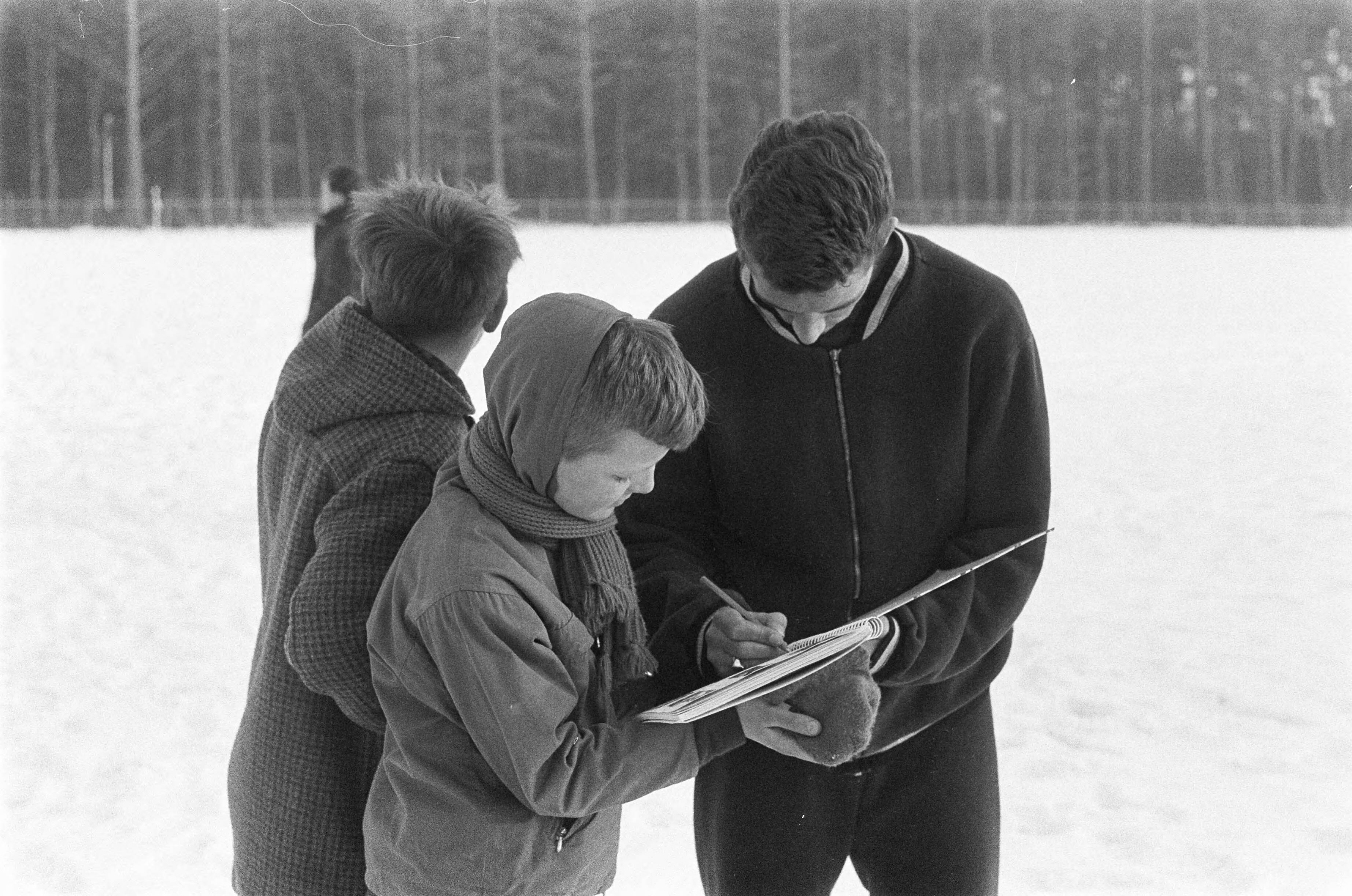 Fotocollectie Anefo — Training Nederlands elftal te Zeist, [speler deelt handtekeningen uit] — Foto: Gelderen, Hugo van / Anefo. Licentie: Set B: Rechtenvrij / Publiek Domein. Bron: Nationaal Archief. http://hdl.handle.net/10648/aa2b8e5c-d0b4-102d-bcf8-003048976d84