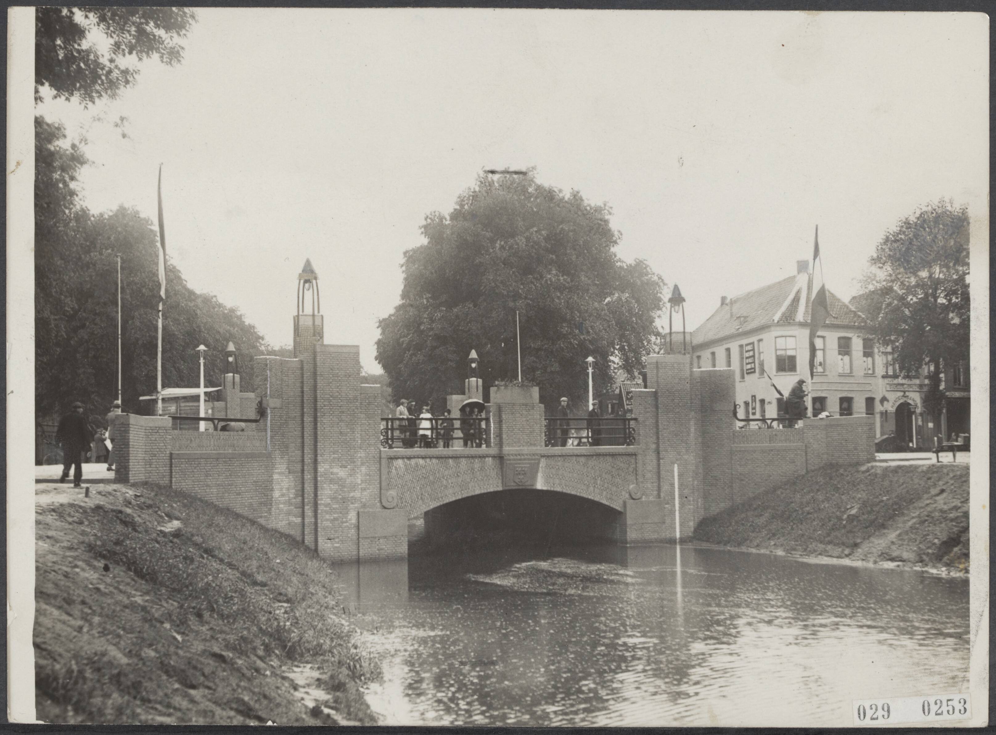 Fotocollectie Elsevier Binnenland — Haagpoortbrug te Breda — Foto: N.V. Vereenigde Fotobureaux. Licentie: Set B: Rechtenvrij / Publiek Domein. Bron: Nationaal Archief. http://hdl.handle.net/10648/ade16328-d0b4-102d-bcf8-003048976d84