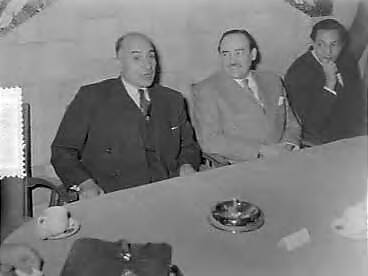 Fotocollectie Anefo — Minister van Buitenlandse Zaken van Egypte Mahmoud Fawzi op Schiphol, rechts de Egyptische ambassadeur Hassan Zaki — Foto: Rossem, Wim van / Anefo. Licentie: Set B: Rechtenvrij / Publiek Domein. Bron: Nationaal Archief. http://hdl.handle.net/10648/a95319dc-d0b4-102d-bcf8-003048976d84