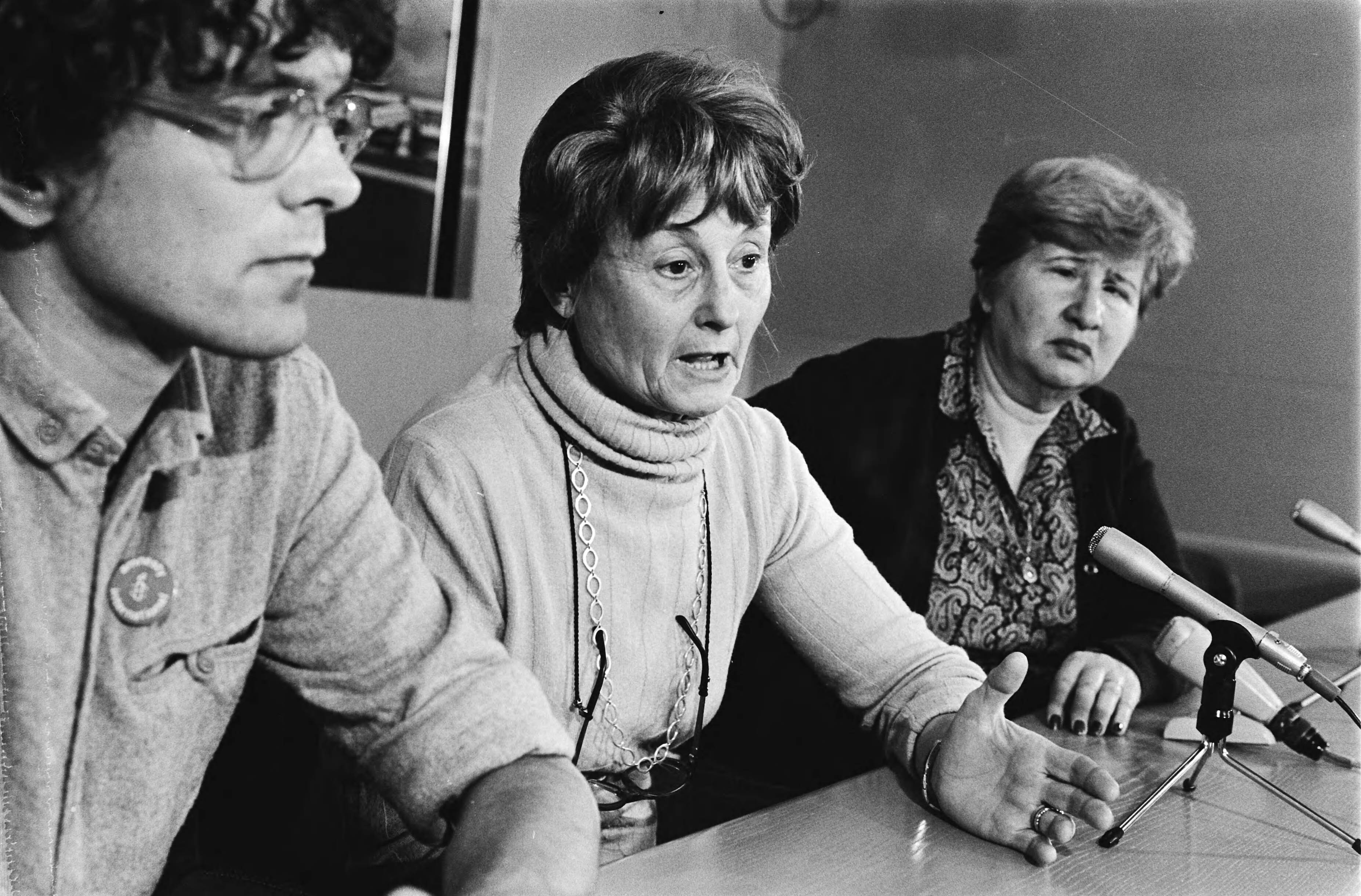 Aankomst van twee Argentijnse "Dwaze Moeders" op Schiphol — Persconferentie van mw Epelbaum (l) en mw Pusi de Galletti — Foto: Dijk, Hans van / Anefo. Licentie: Set B: Rechtenvrij / Publiek Domein. Bron: Nationaal Archief. http://hdl.handle.net/10648/ace46632-d0b4-102d-bcf8-003048976d84