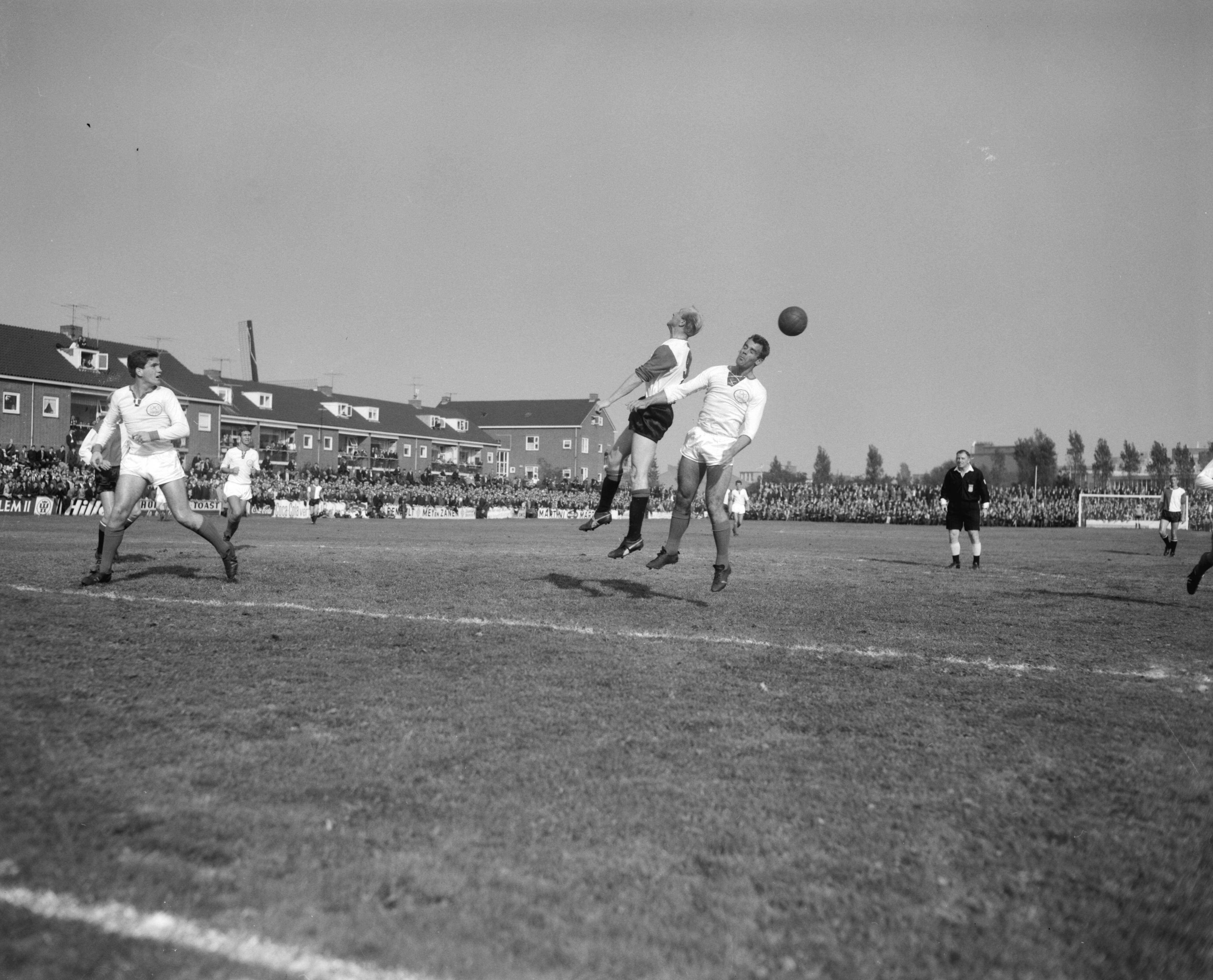 Fotocollectie Anefo — Voetbal. 1e ronde KNVB-beker. FC Zaanstreek tegen Feijenoord 1-2. Spelmoment, Piet Kruiver (Feyenoord) in kopduel met Smit — Foto: Bilsen, Joop van / Anefo. Licentie: Set B: Rechtenvrij / Publiek Domein. Bron: Nationaal Archief. http://hdl.handle.net/10648/aa7ca21a-d0b4-102d-bcf8-003048976d84