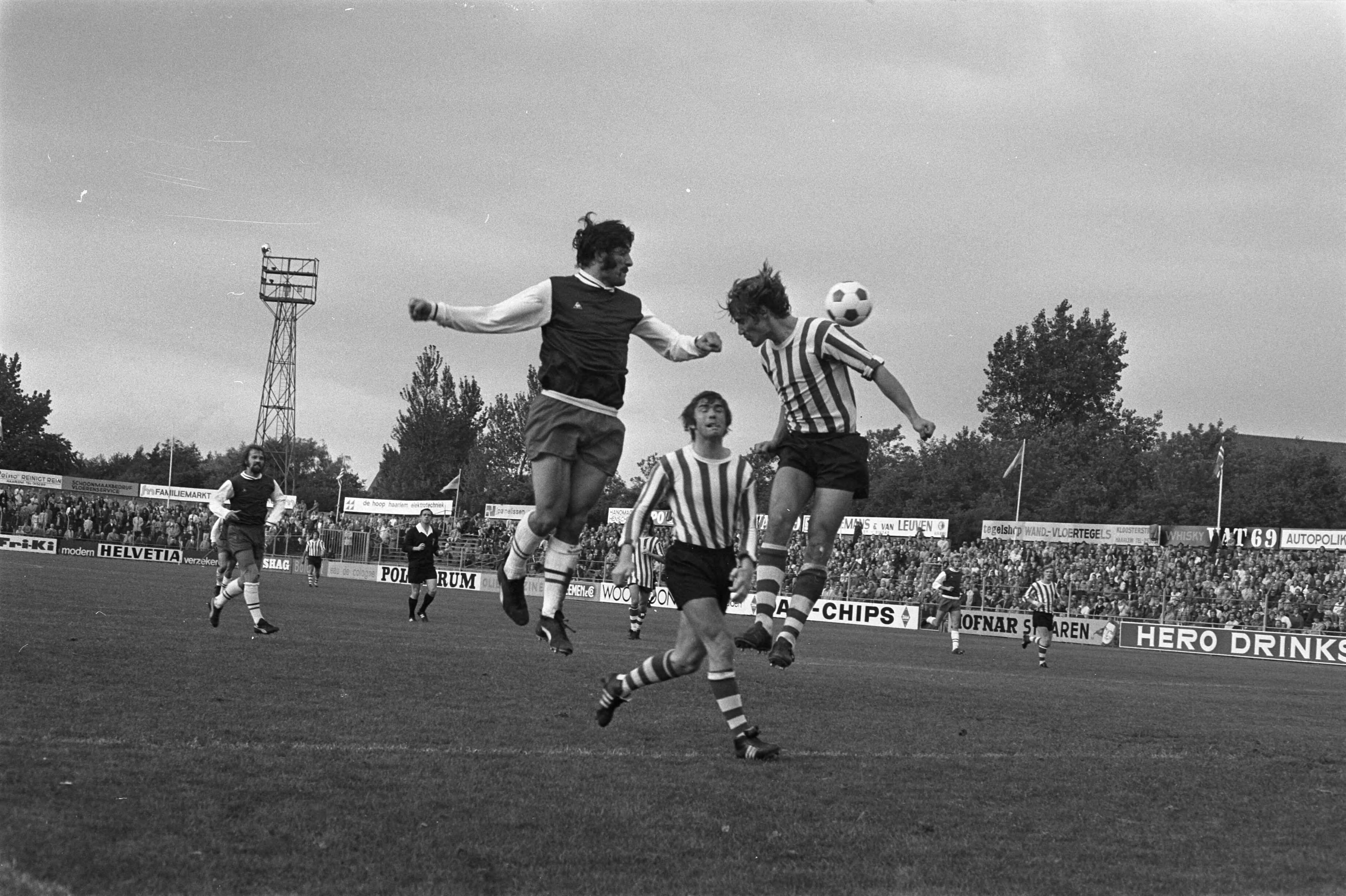 Fotocollectie Anefo — Haarlem tegen Sparta 0-4, Gerrie de Goede (links springend) in aktie — Foto: Peters, Hans / Anefo. Licentie: Set B: Rechtenvrij / Publiek Domein. Bron: Nationaal Archief. http://hdl.handle.net/10648/abf62576-d0b4-102d-bcf8-003048976d84