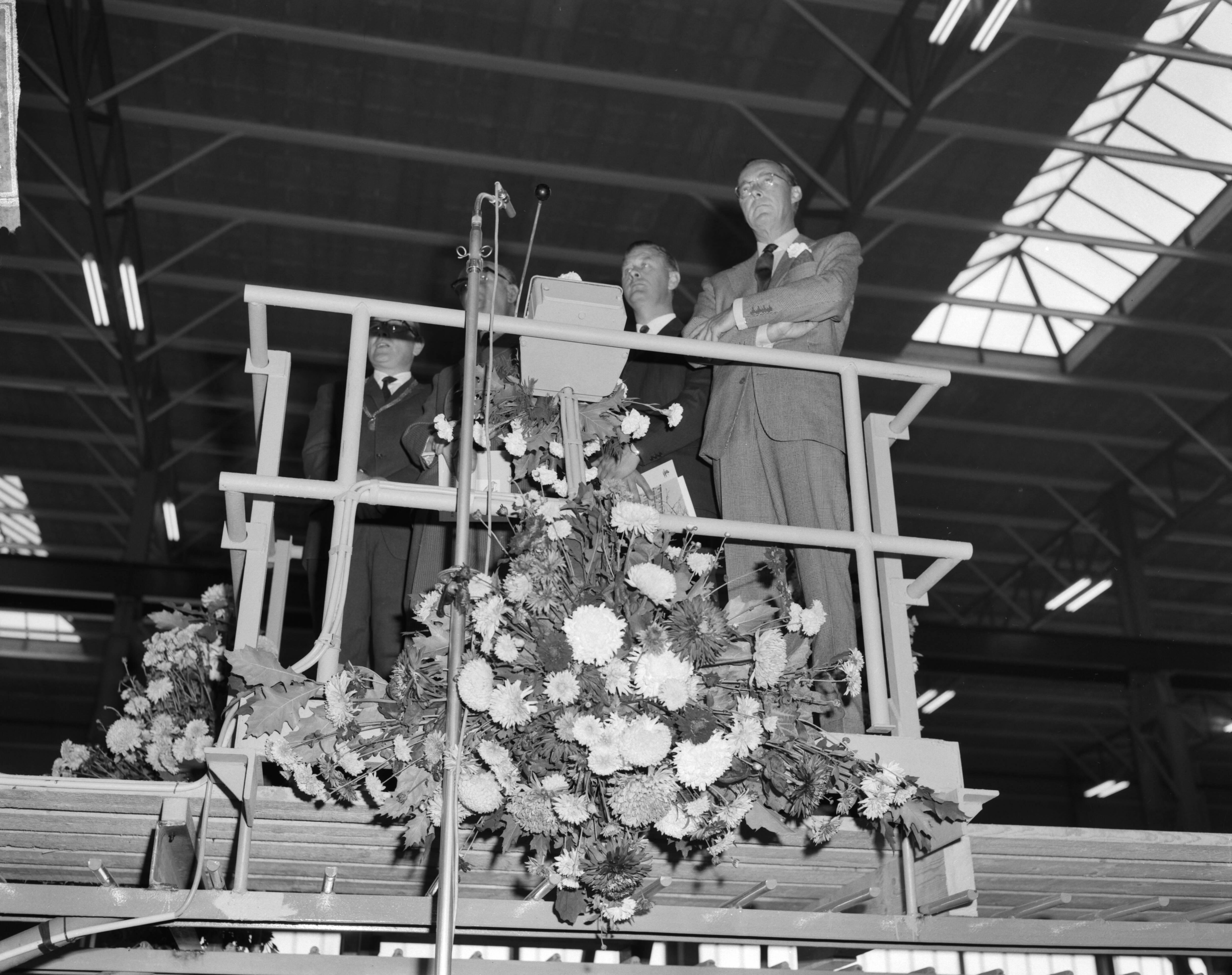 Fotocollectie Anefo — Prins Bernhard opende te Zaandam nieuwe fabriek "Indeco Coignet NV" , de prins verricht de openingshandeling — Foto: Bilsen, Joop van / Anefo. Licentie: Set B: Rechtenvrij / Publiek Domein. Bron: Nationaal Archief. http://hdl.handle.net/10648/aa7b4ba4-d0b4-102d-bcf8-003048976d84