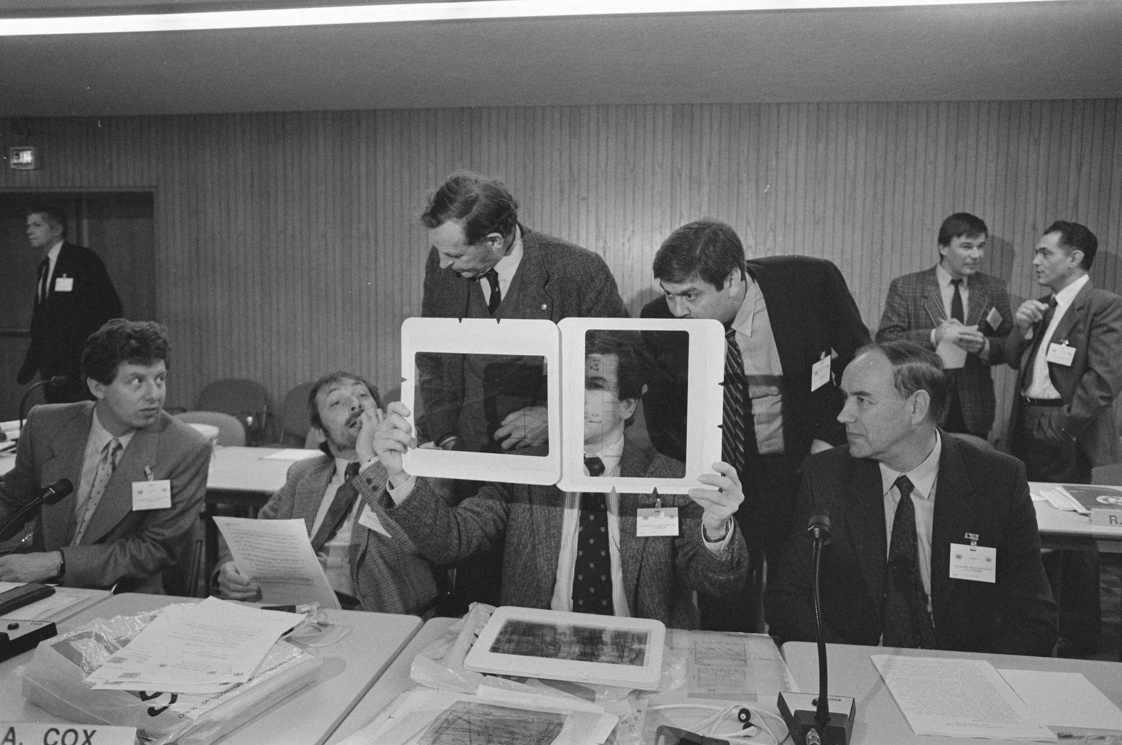 Fotocollectie Anefo — UNEP-conferentie over ozonlaag in Den Haag ; deelnemers aan de conferentie overleggen — Foto: Croes, Rob C. / Anefo. Licentie: Set B: Rechtenvrij / Publiek Domein. Bron: Nationaal Archief. http://hdl.handle.net/10648/ad6e06e4-d0b4-102d-bcf8-003048976d84