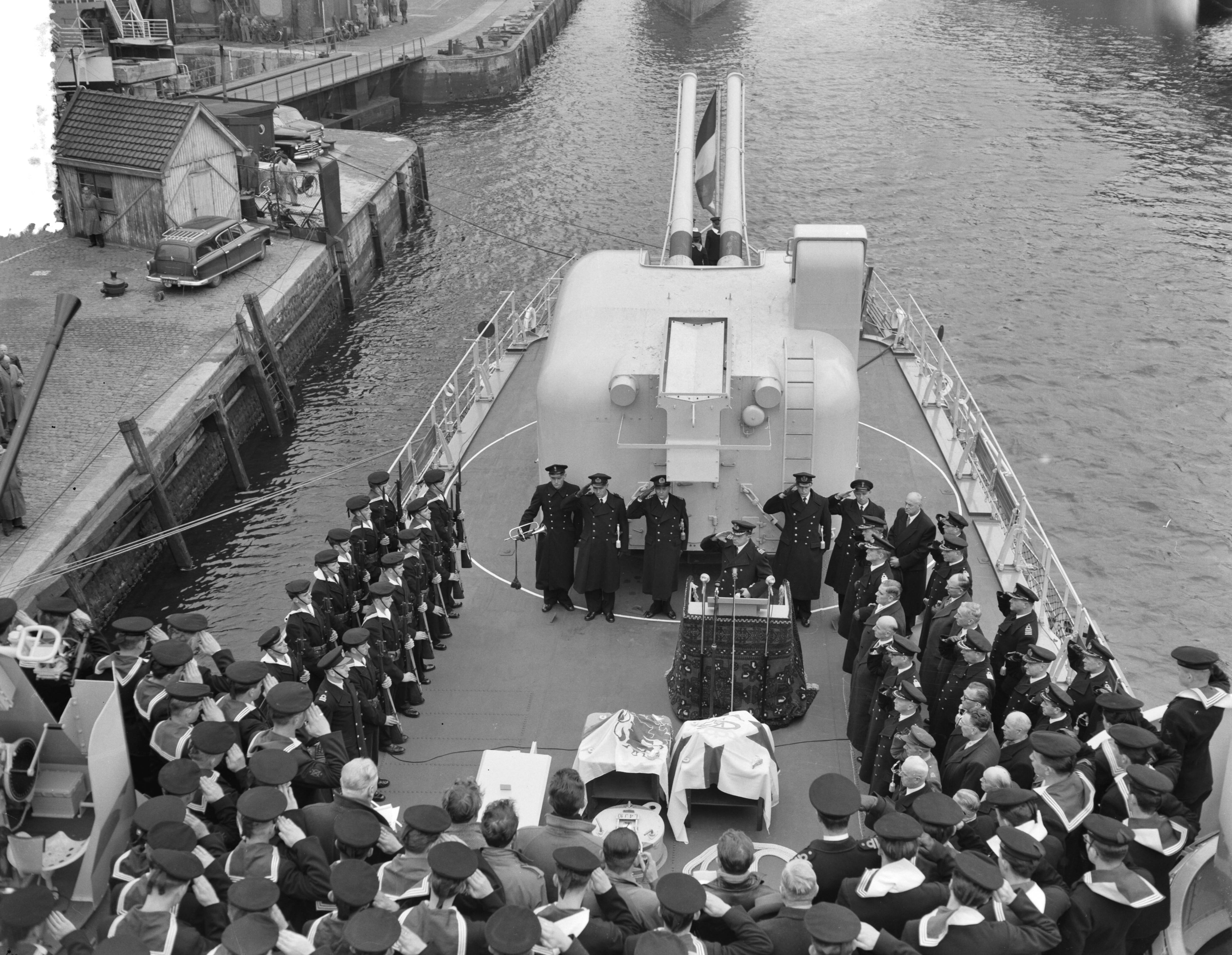 Fotocollectie Anefo — Indienststelling Hr. Ms. onderzeebootjager "Limburg" bij "De Schelde" te Vlissingen. Hijsen van de vlag. Commandant kapitein-luitenant-ter zee P.L.M. van Geen — Foto: Rossem, Wim van / Anefo. Licentie: Set B: Rechtenvrij / Publiek Domein. Bron: Nationaal Archief. http://hdl.handle.net/10648/a951ee04-d0b4-102d-bcf8-003048976d84