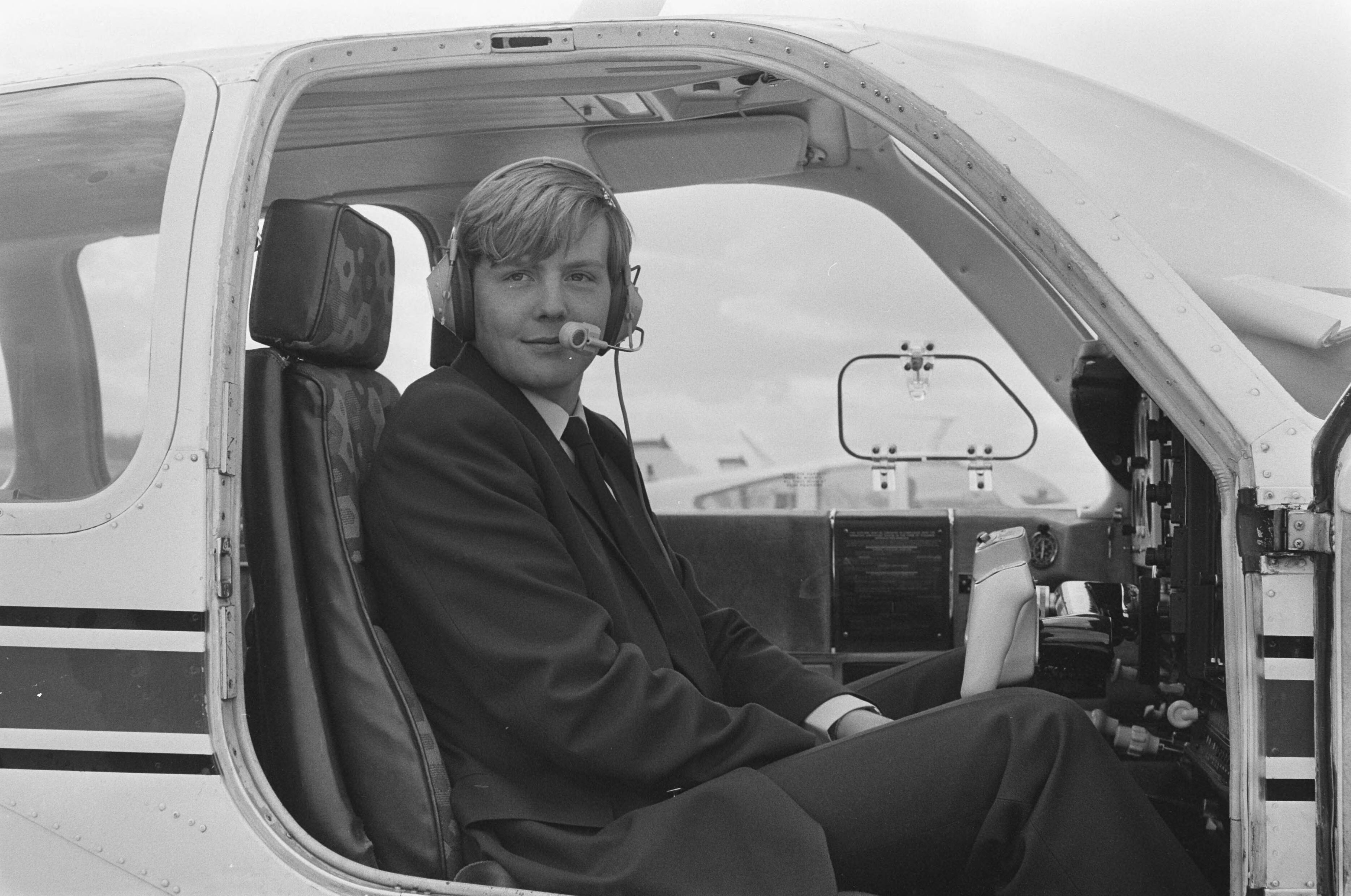 Fotocollectie Anefo — Prins Willem Alexander in cockpit Beeckcraft Bonanza die hij vloog op eerste praktijkles aan Rijksluchtvaartschool in Eelde; Willem Alexander in — Foto: Croes, Rob C. / Anefo. Licentie: Set B: Rechtenvrij / Publiek Domein. Bron: Nationaal Archief. http://hdl.handle.net/10648/ad5e1da6-d0b4-102d-bcf8-003048976d84