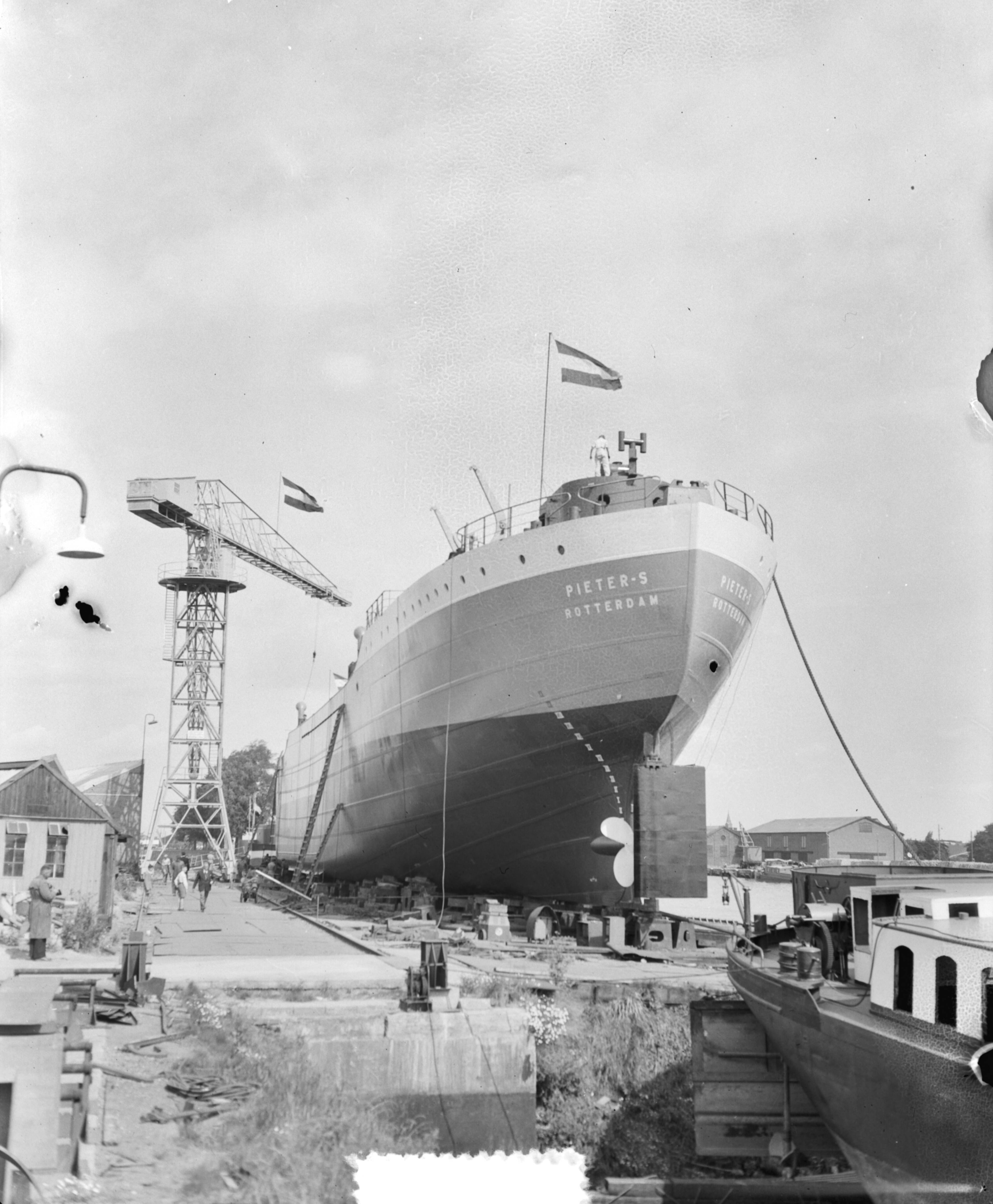 Fotocollectie Anefo — Tewaterlating van motorschip "Pieter S.", gebouw voor de Rotterdamse Kolencentrale bij de N.V. Terneuzense Scheepsbouwmaatschappij — Foto: Duinen, G.W. van / Anefo. Licentie: Set B: Rechtenvrij / Publiek Domein. Bron: Nationaal Archief. http://hdl.handle.net/10648/a911476e-d0b4-102d-bcf8-003048976d84