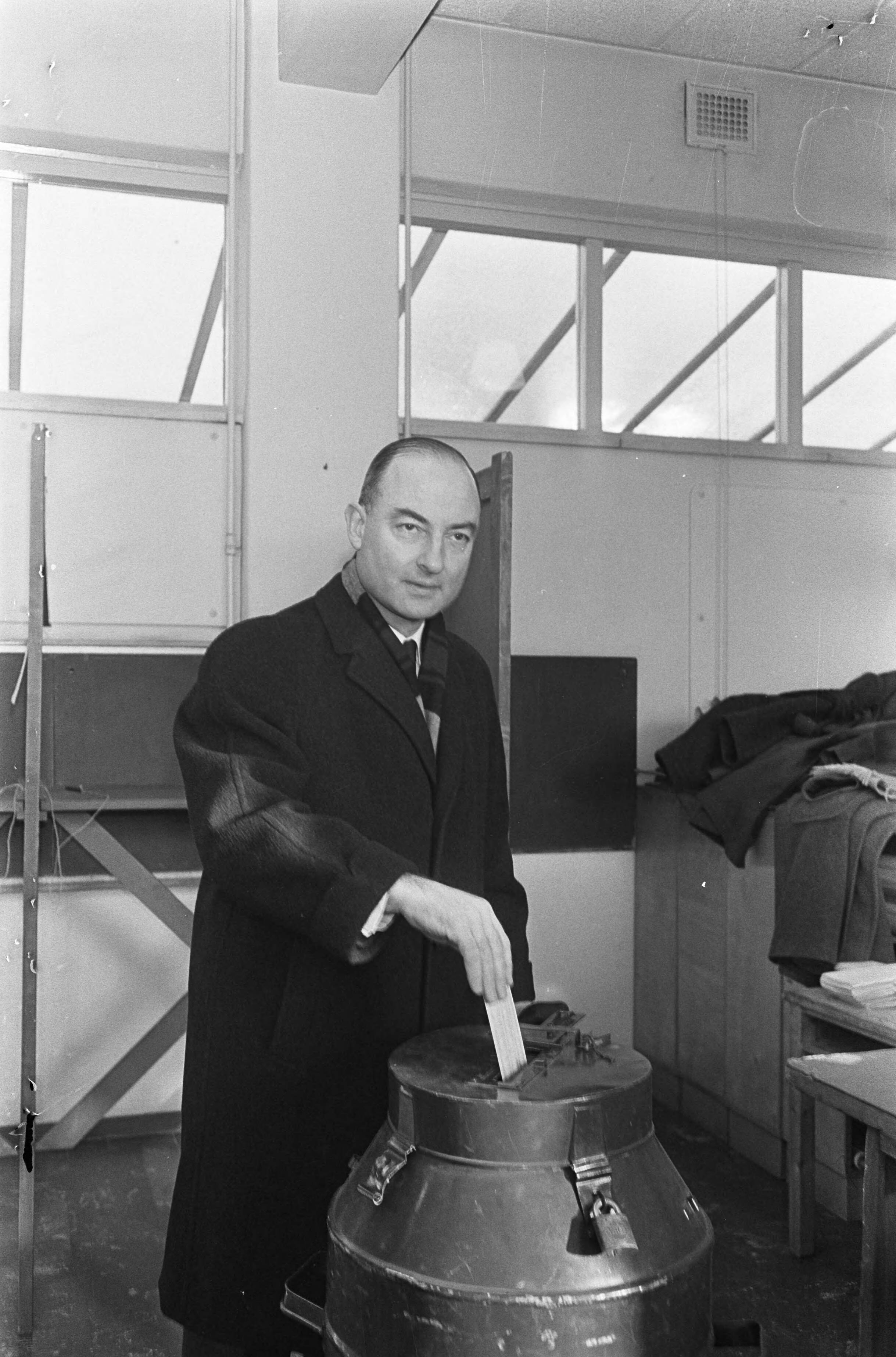 Fotocollectie Anefo — Drs. Schmelzer stemde in Den Haag — Foto: Koch, Eric / Anefo. Licentie: Set B: Rechtenvrij / Publiek Domein. Bron: Nationaal Archief. http://hdl.handle.net/10648/ab0fe0a2-d0b4-102d-bcf8-003048976d84