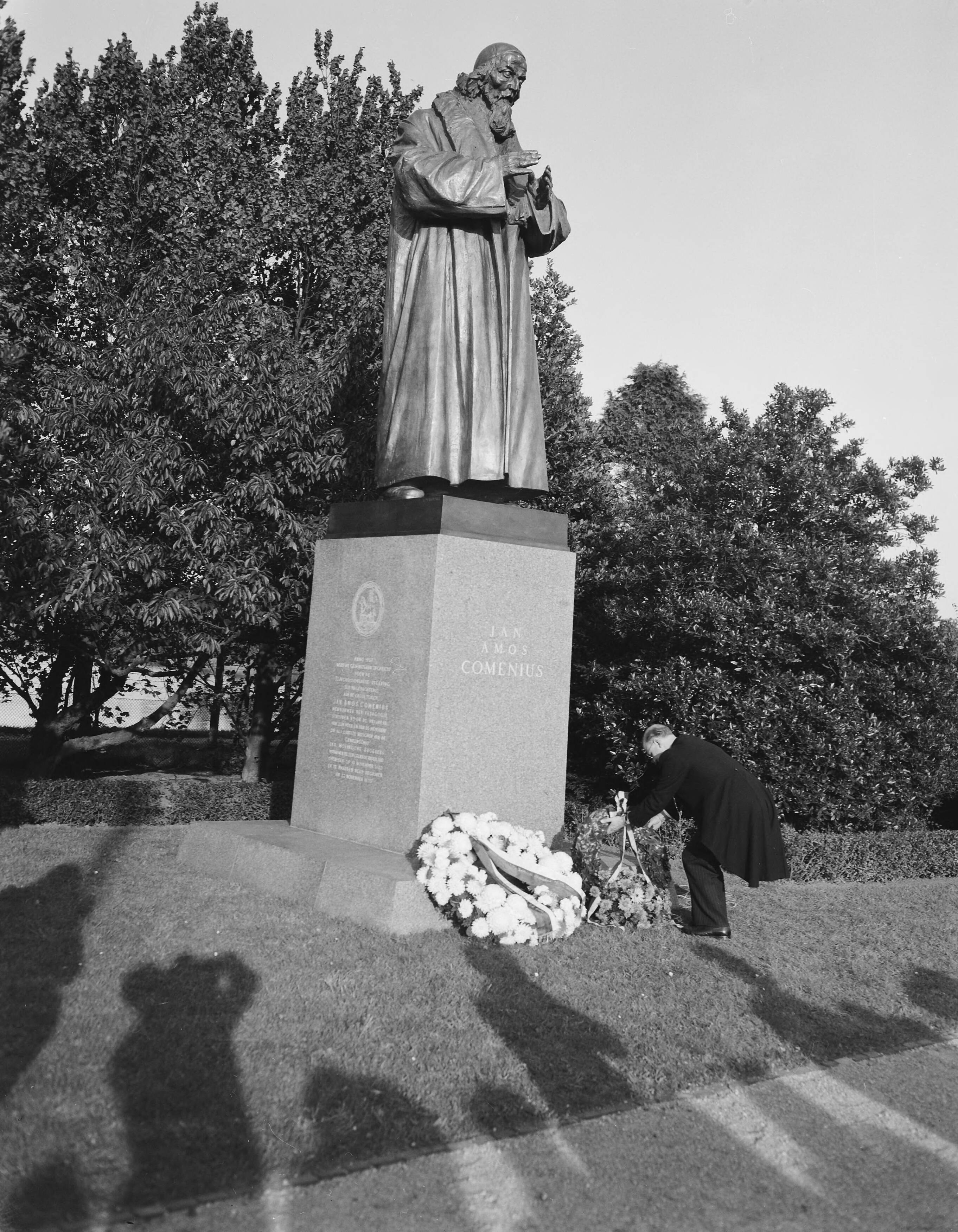 Fotocollectie Anefo — Onthulling standbeeld van Jan Amos Comenius te Naarden door de Tsjechische gezant Victor Sandor — Foto: Behrens, Herbert F. / Anefo. Licentie: Set B: Rechtenvrij / Publiek Domein. Bron: Nationaal Archief. http://hdl.handle.net/10648/a96c38b8-d0b4-102d-bcf8-003048976d84