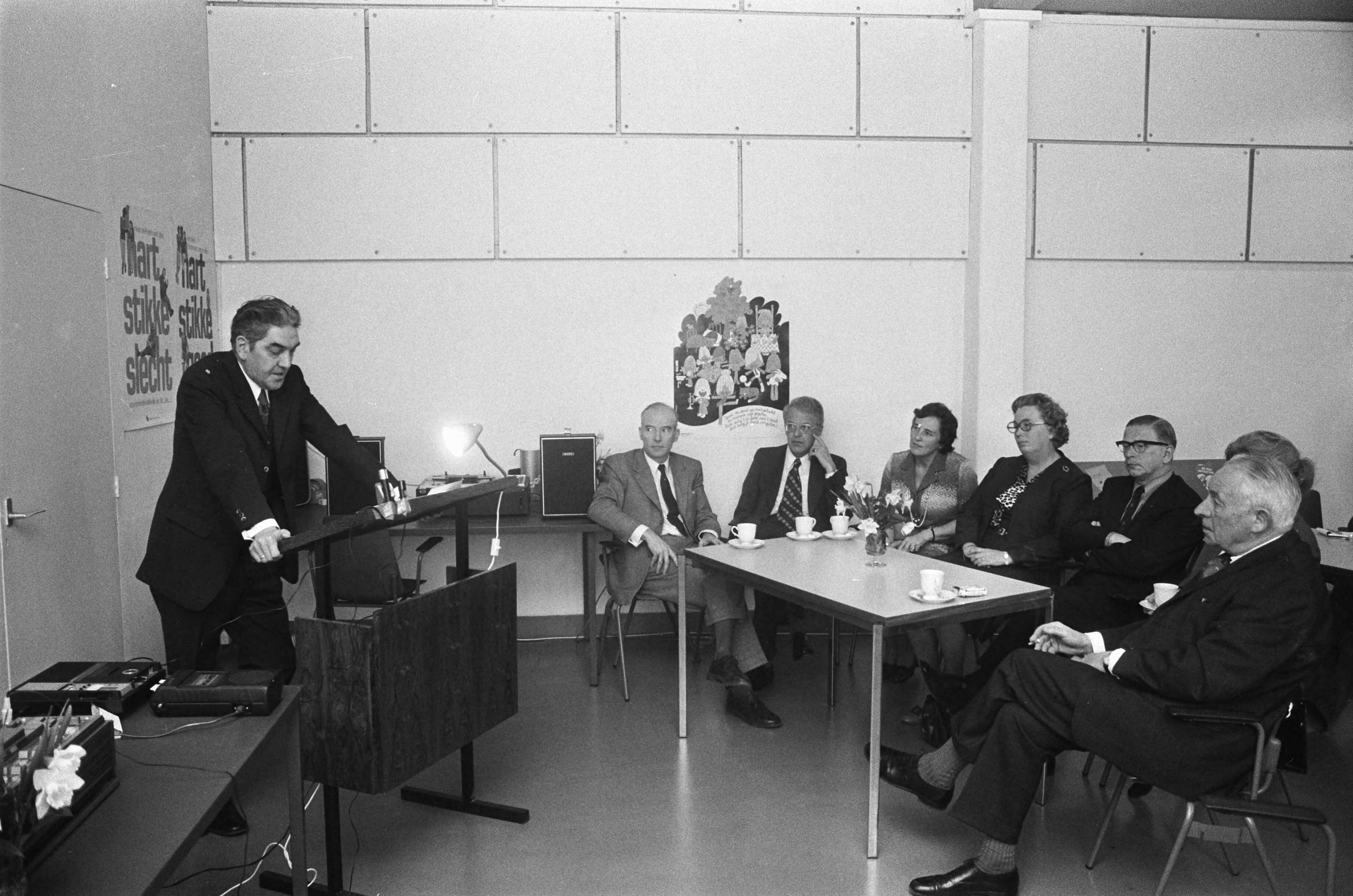 Fotocollectie Anefo — Kinderhartenfonds reikt prijs uit aan Cas Brugman in Den Haag ; overzicht bijeenkomst en prijsuitreiking — Foto: Peters, Hans / Anefo. Licentie: Set B: Rechtenvrij / Publiek Domein. Bron: Nationaal Archief. http://hdl.handle.net/10648/ac65893e-d0b4-102d-bcf8-003048976d84