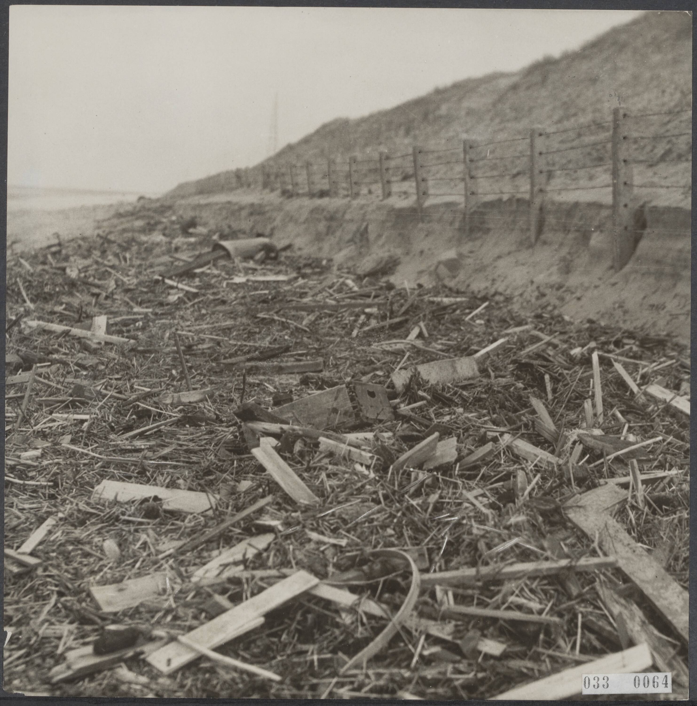 Fotocollectie Elsevier Binnenland — Stormschade te Scheveningen. Enorme hoeveelheden hout op het strand — Foto: N.V. Polygoon. Licentie: Set B: Rechtenvrij / Publiek Domein. Bron: Nationaal Archief. http://hdl.handle.net/10648/ade5c558-d0b4-102d-bcf8-003048976d84