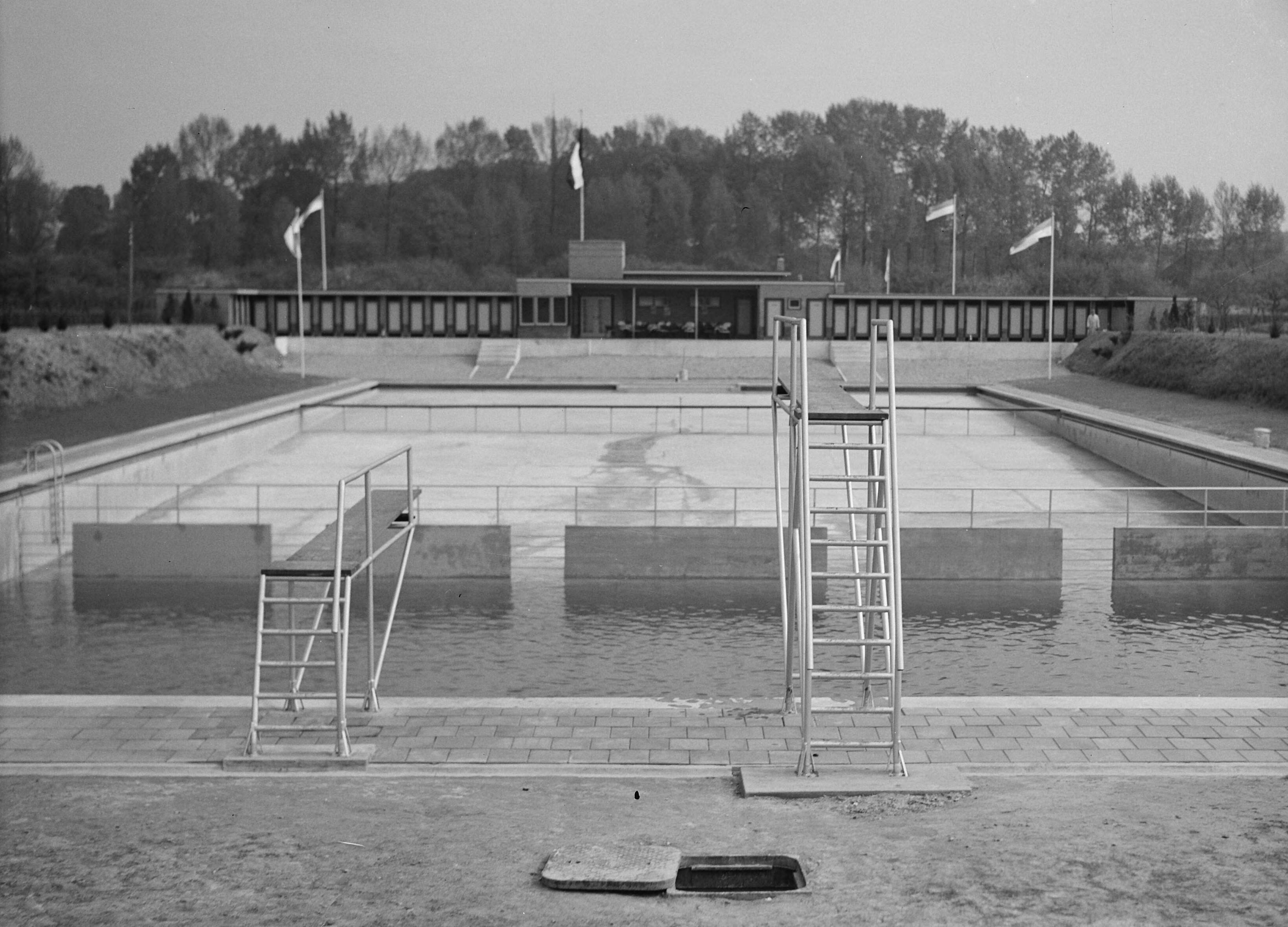 Fotocollectie Nederlandse Heidemaatschappij — Zwembad Meerssen — Foto: Fotograaf Onbekend / Heidemij. Licentie: Set B: Rechtenvrij / Publiek Domein. Bron: Nationaal Archief. http://hdl.handle.net/10648/ae782a06-d0b4-102d-bcf8-003048976d84