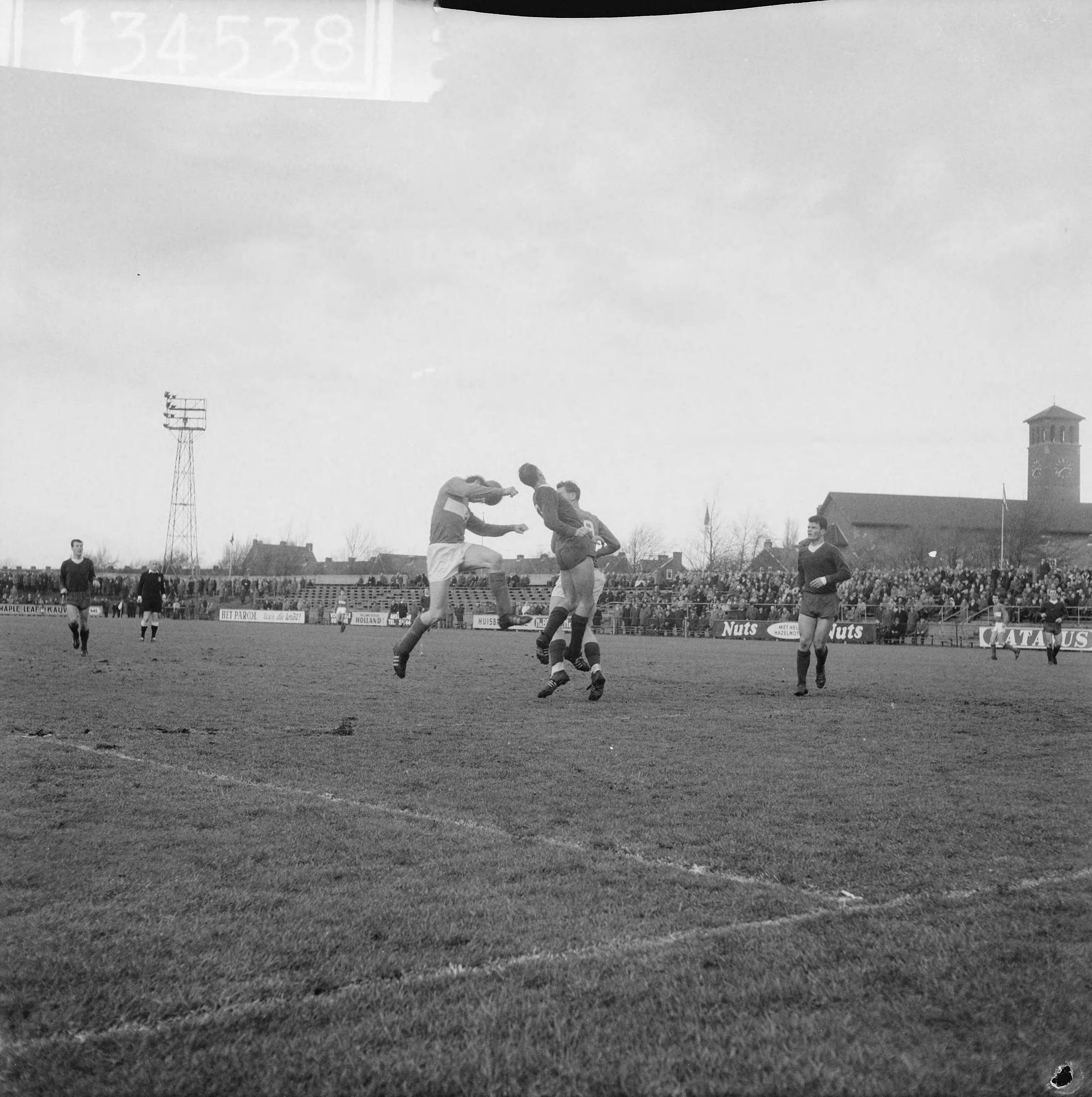 Fotocollectie Anefo — Voetbal. Haarlem tegen AGOVV 2-3. Spelmoment voor het doel van Haarlem — Foto: Gelderen, Hugo van / Anefo. Licentie: Set B: Rechtenvrij / Publiek Domein. Bron: Nationaal Archief. http://hdl.handle.net/10648/a9f641c0-d0b4-102d-bcf8-003048976d84