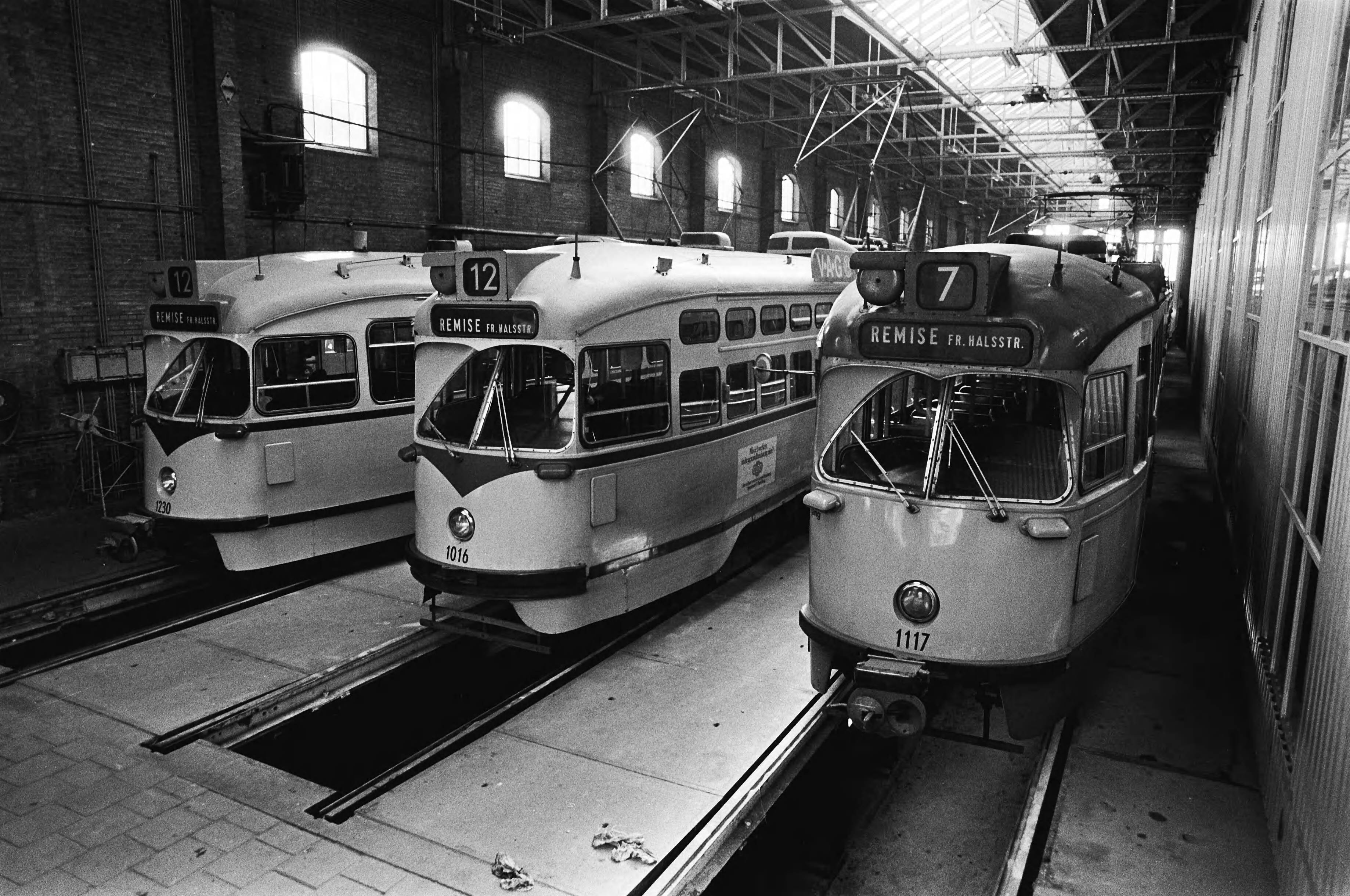 Fotocollectie Anefo — Personeel van openbaar vervoer 5-daagse staking begonnen, stilstaande trams in een van de remises in Den Haag — Foto: Antonisse, Marcel / Anefo. Licentie: Set B: Rechtenvrij / Publiek Domein. Bron: Nationaal Archief. http://hdl.handle.net/10648/acfb3844-d0b4-102d-bcf8-003048976d84
