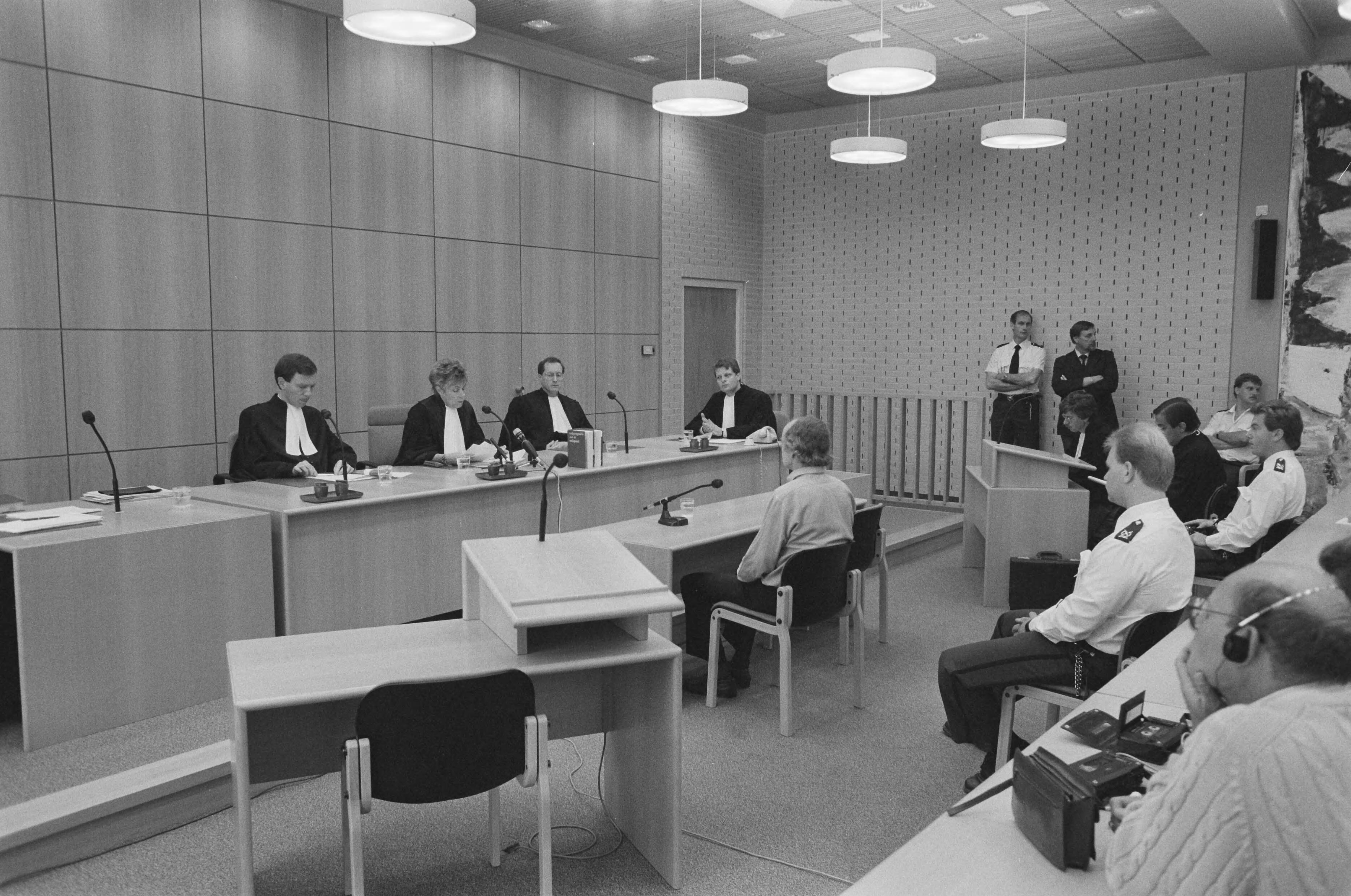 Fotocollectie Anefo — Rechtbank te Haarlem doet uitspraak in proces tegen Ferdi E. (Elsas), de ontvoerder van G.J. Heijn ; in het midden de rechtbankpresident mevrouw mr. C.A. Terwee-van Hilten — Foto: Croes, Rob C. / Anefo. Licentie: Set B: Rechtenvrij / Publiek Domein. Bron: Nationaal Archief. http://hdl.handle.net/10648/ad6bf066-d0b4-102d-bcf8-003048976d84