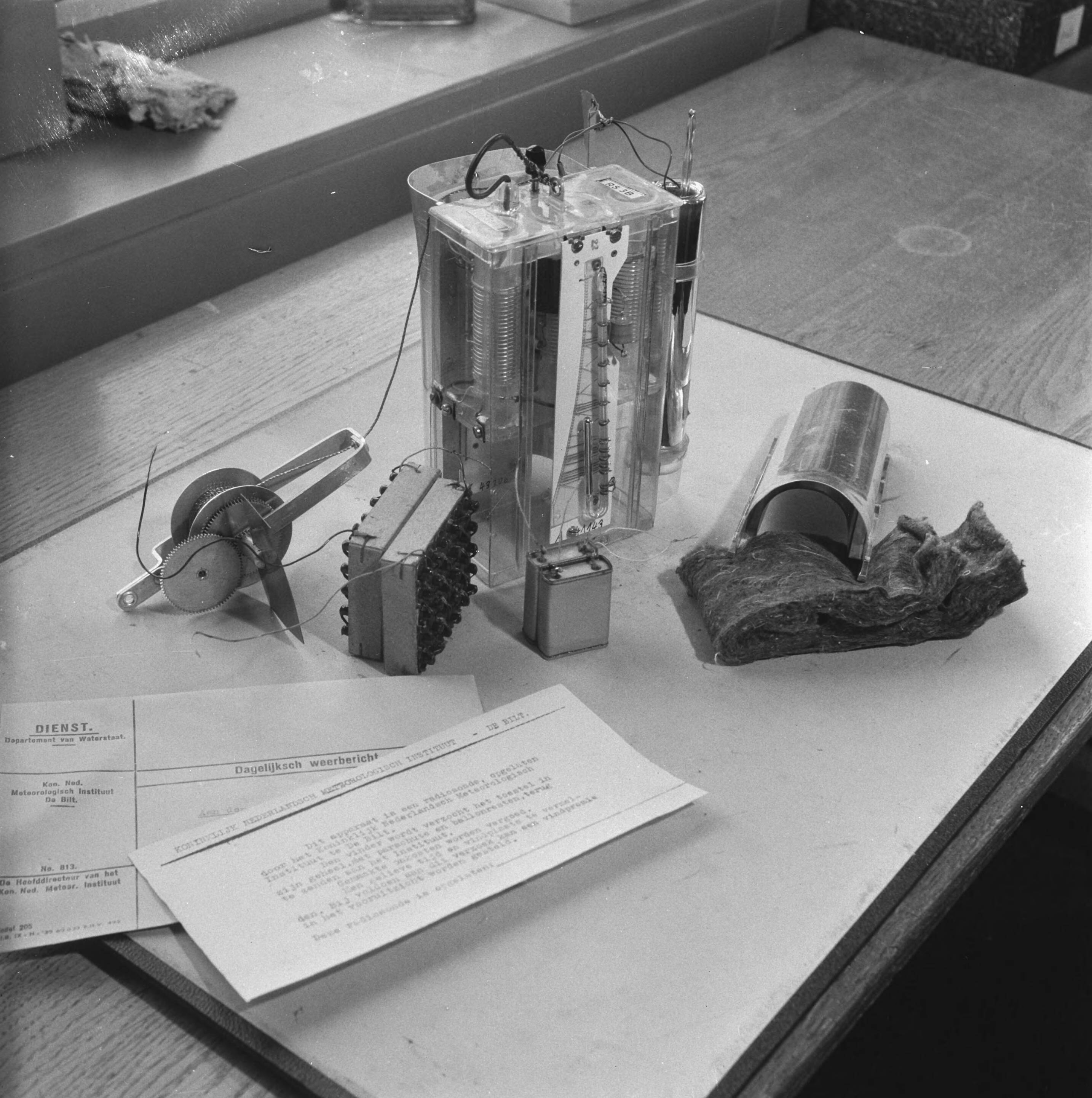 Fotocollectie Anefo — Meteorologisch Instituut te Den Bilt — Foto: Breijer, Charles / Anefo. Licentie: Set B: Rechtenvrij / Publiek Domein. Bron: Nationaal Archief. http://hdl.handle.net/10648/a89b2246-d0b4-102d-bcf8-003048976d84