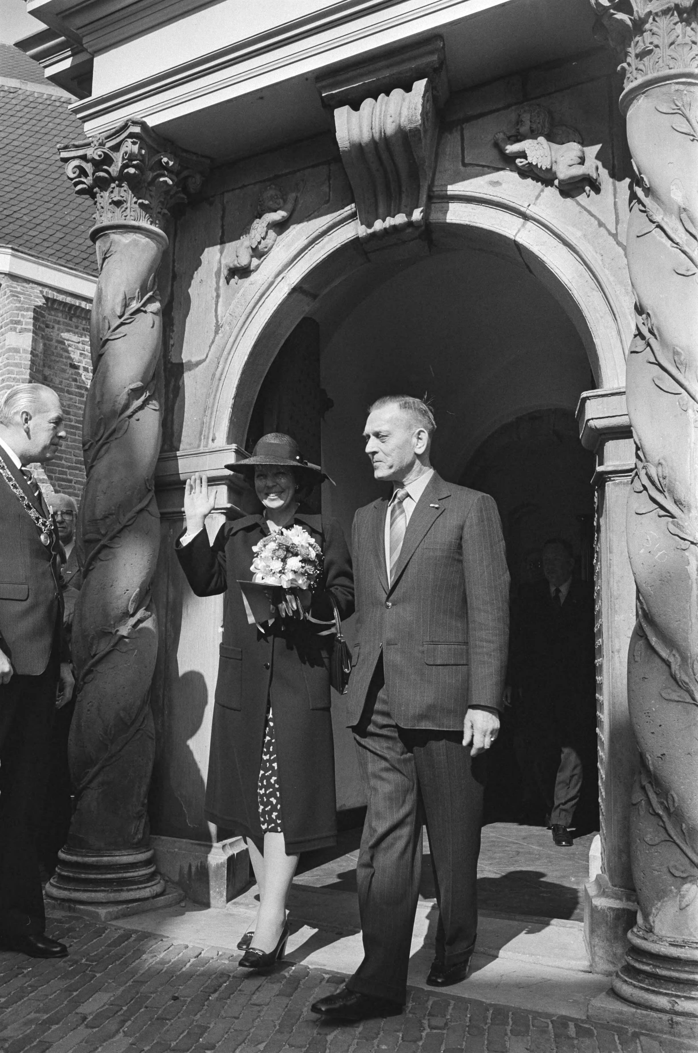 Fotocollectie Anefo — Prinses Beatrix en Prins Claus wonen in Leeuwarden herdenkingsbijeenkomst bij van 35 jarig bestaan van de Vereniging Friesland 1940-1945 — Foto: Suyk, Koen / Anefo. Licentie: Set B: Rechtenvrij / Publiek Domein. Bron: Nationaal Archief. http://hdl.handle.net/10648/acddee42-d0b4-102d-bcf8-003048976d84