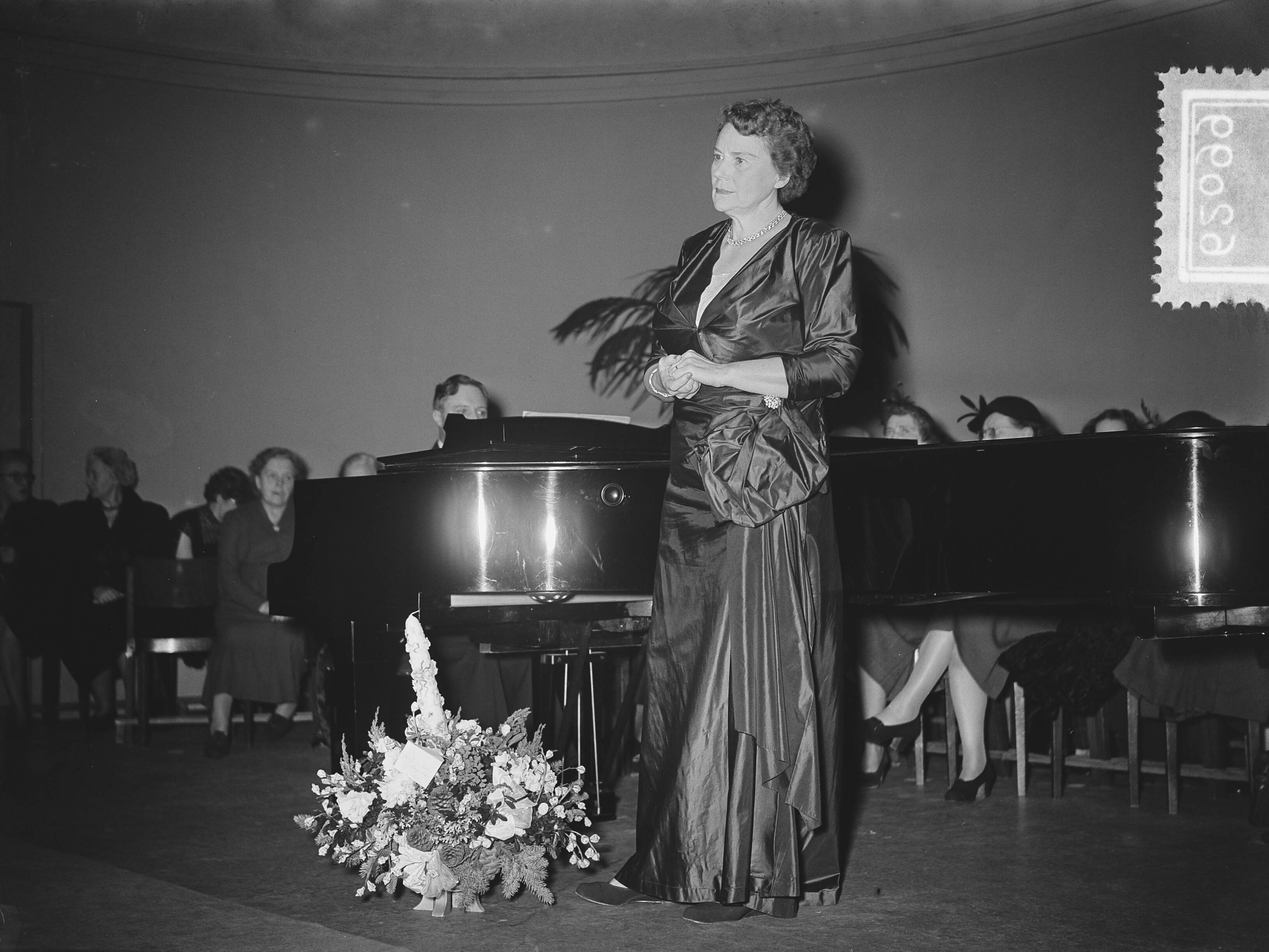 Fotocollectie Anefo — Afscheidsconcert van Jo Vincent in zaal Diligentia te Den Haag — Foto: Bilsen, Joop van / Anefo. Licentie: Set B: Rechtenvrij / Publiek Domein. Bron: Nationaal Archief. http://hdl.handle.net/10648/a91a17a4-d0b4-102d-bcf8-003048976d84