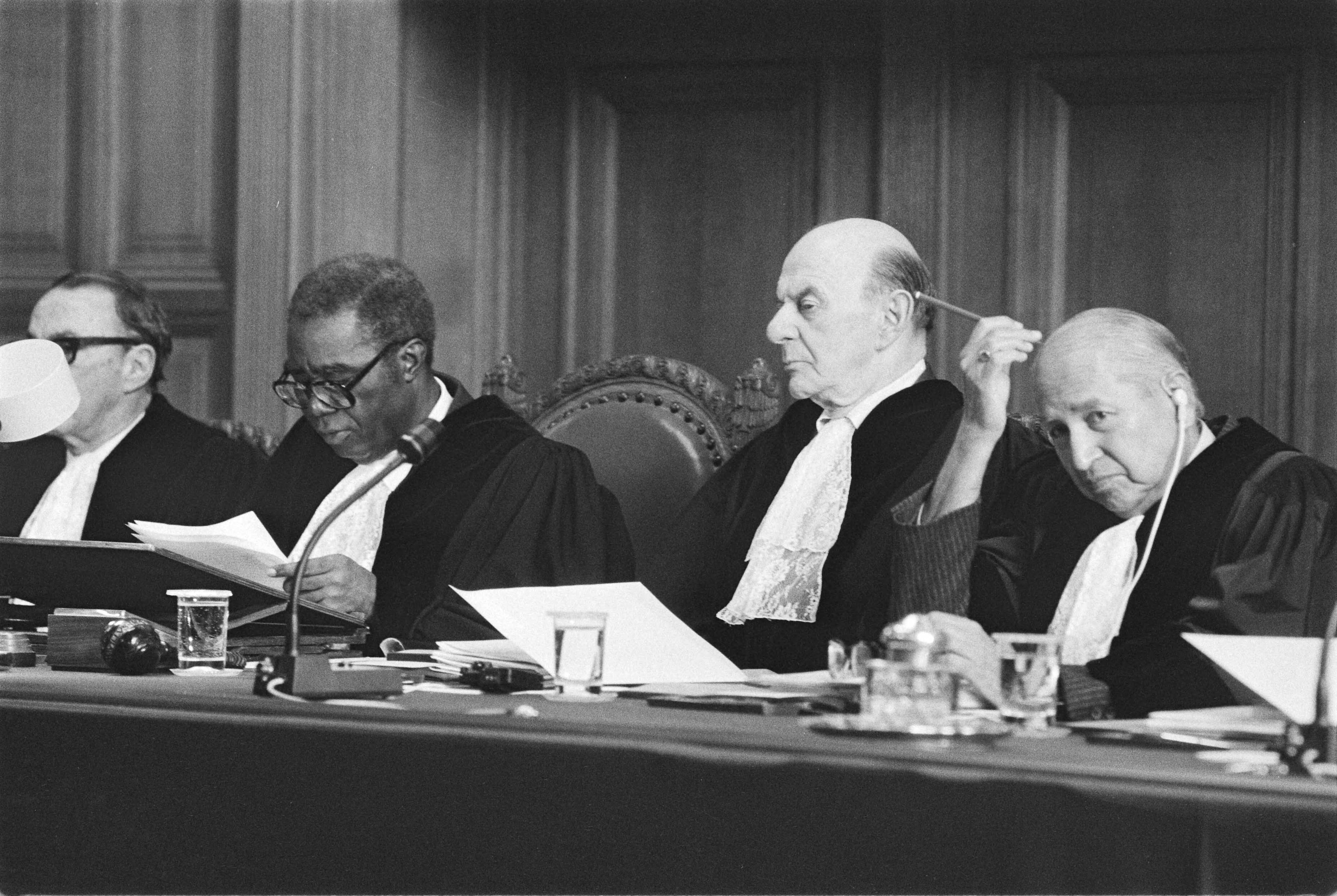 Fotocollectie Anefo — Int. Gerechtshof in Den Haag behandelt klacht Nicaragua tegen de VS ivm Amerikaanse bemoeienis met de strijd daar de rechters van het Int. Gerechtshof / — Foto: Croes, Rob C. / Anefo. Licentie: Set B: Rechtenvrij / Publiek Domein. Bron: Nationaal Archief. http://hdl.handle.net/10648/ad37b9c2-d0b4-102d-bcf8-003048976d84