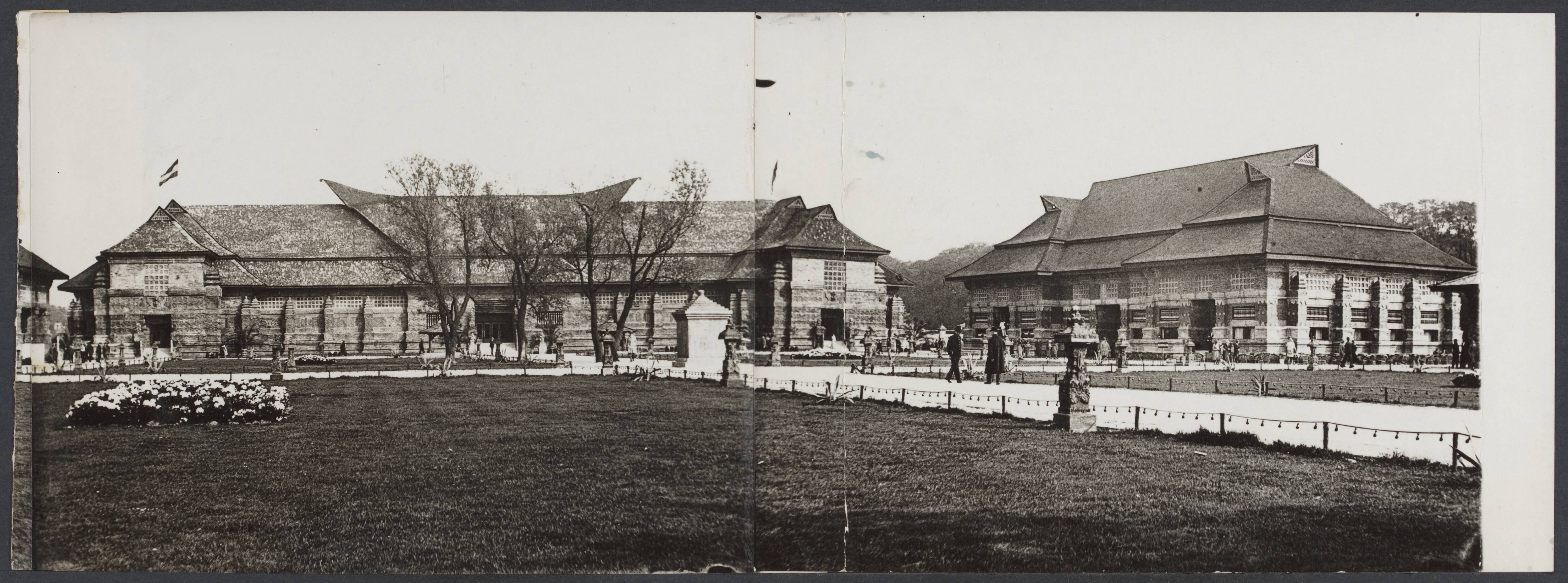 Koloniale tentoonstellingen, Den Haag 1932 - Nederland — Indische tentoonstelling in het Westbroekpark te Scheveningen — Foto: Onbekend / Publiek Domein of Rechtenvrij. Licentie: Set B: Rechtenvrij / Publiek Domein. Bron: Nationaal Archief. http://hdl.handle.net/10648/f4c089ae-1c32-8410-8476-0cd265ce760c