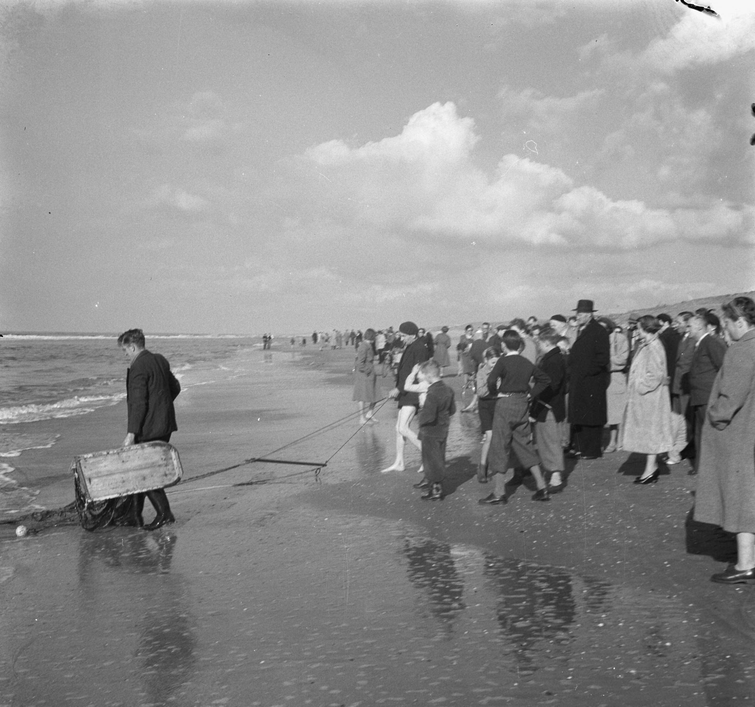 Fotocollectie Anefo — Late zomerdag te Zandvoort. Publiek bij garnalenvisser — Foto: Behrens, Herbert F. / Anefo. Licentie: Set B: Rechtenvrij / Publiek Domein. Bron: Nationaal Archief. http://hdl.handle.net/10648/a9010098-d0b4-102d-bcf8-003048976d84