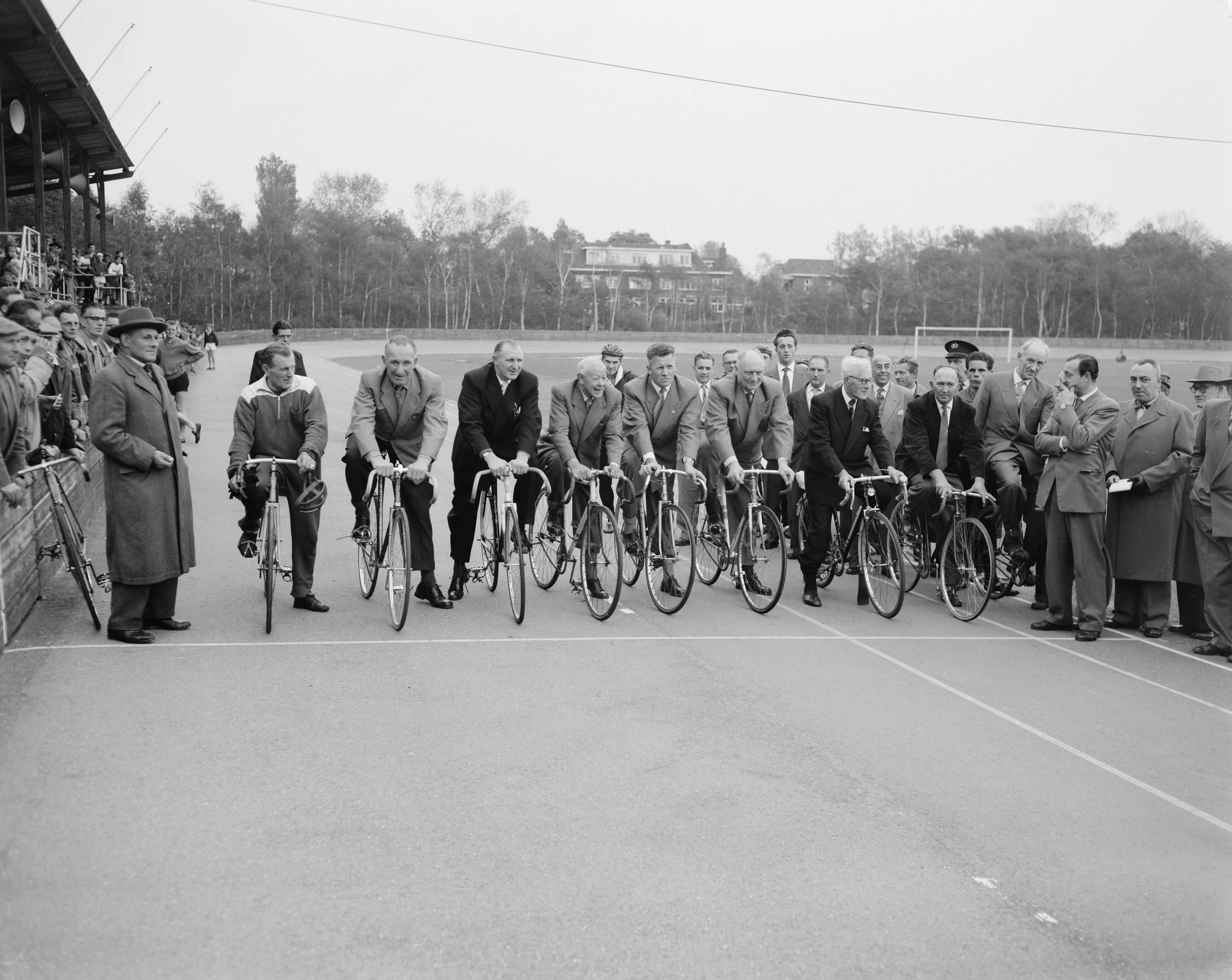 Fotocollectie Anefo — Oude wielerglorie rijdt op de wielerbaan Duinhorst een ererondje t.b.v. Prinses Beatrix Poliofonds — Foto: Behrens, Herbert F. / Anefo. Licentie: Set B: Rechtenvrij / Publiek Domein. Bron: Nationaal Archief. http://hdl.handle.net/10648/a96bb0aa-d0b4-102d-bcf8-003048976d84